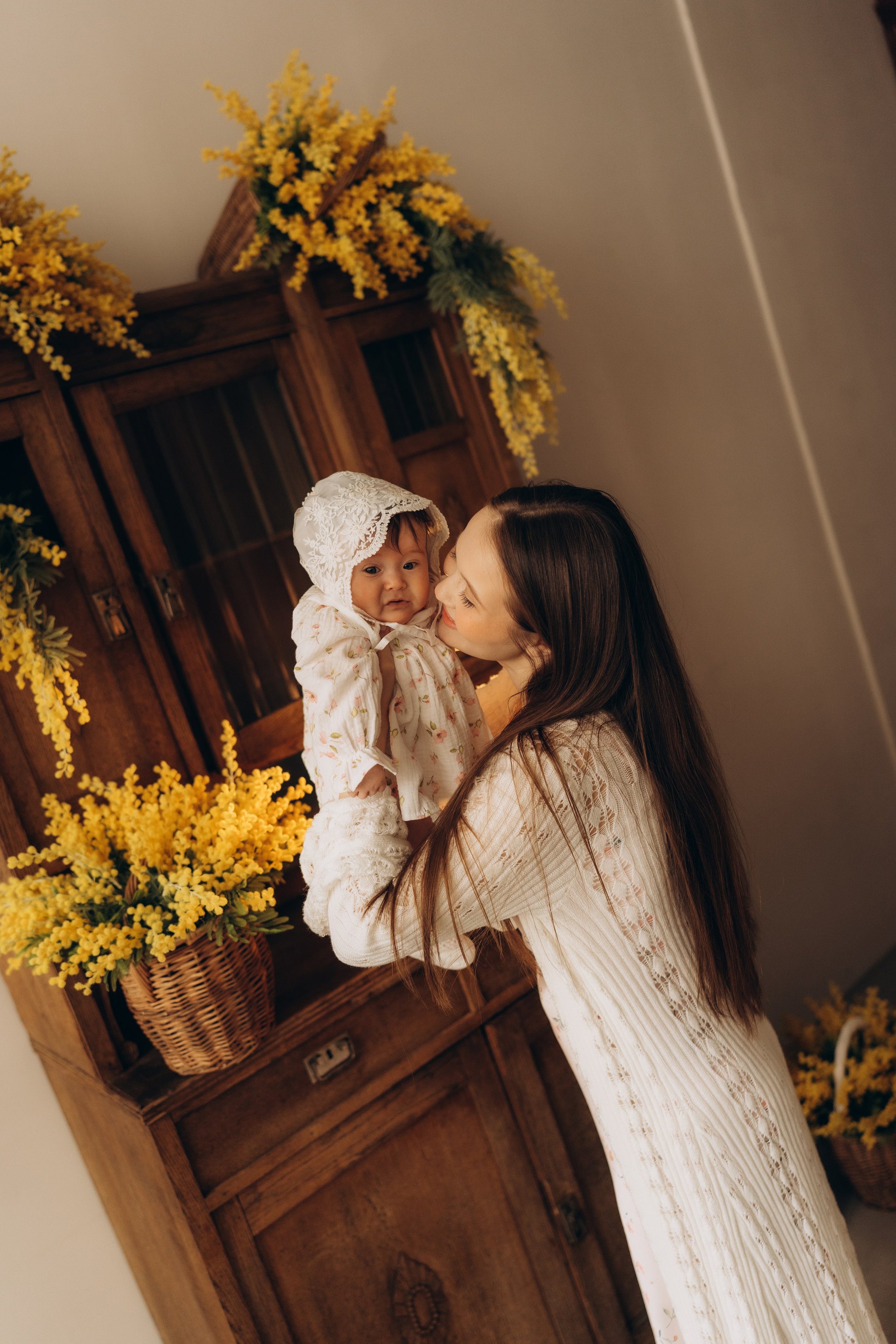 Мама с дочкой и мимозы. Семейный фотограф в Казани