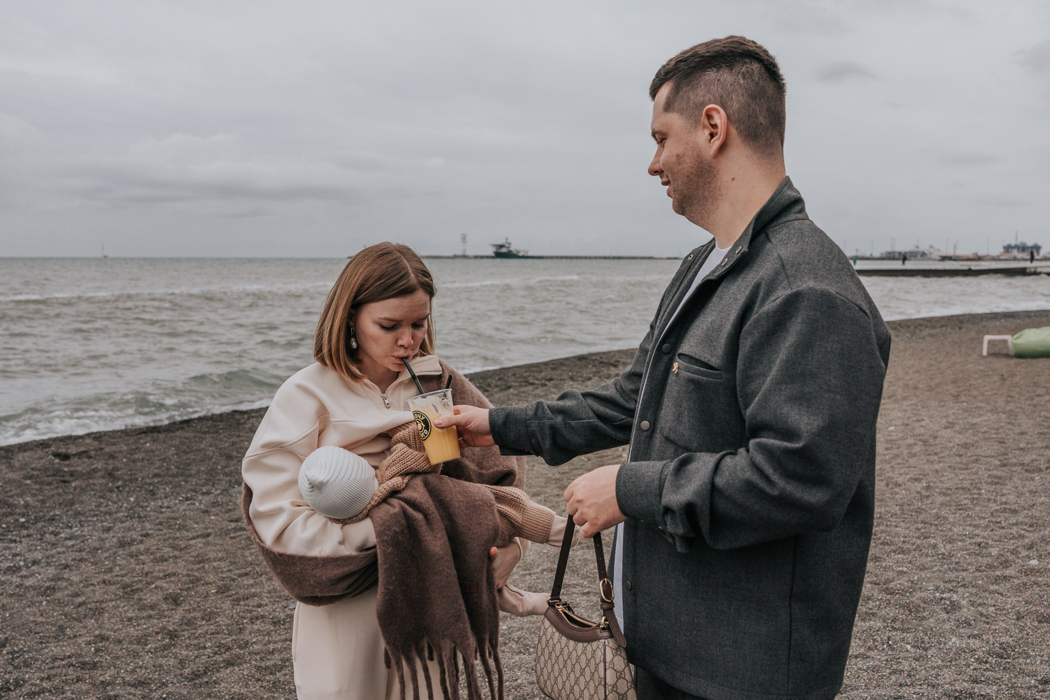 Семейная фотосессия прогулка на море. Фотограф на роды Москва. Фотограф новорожденных Москва