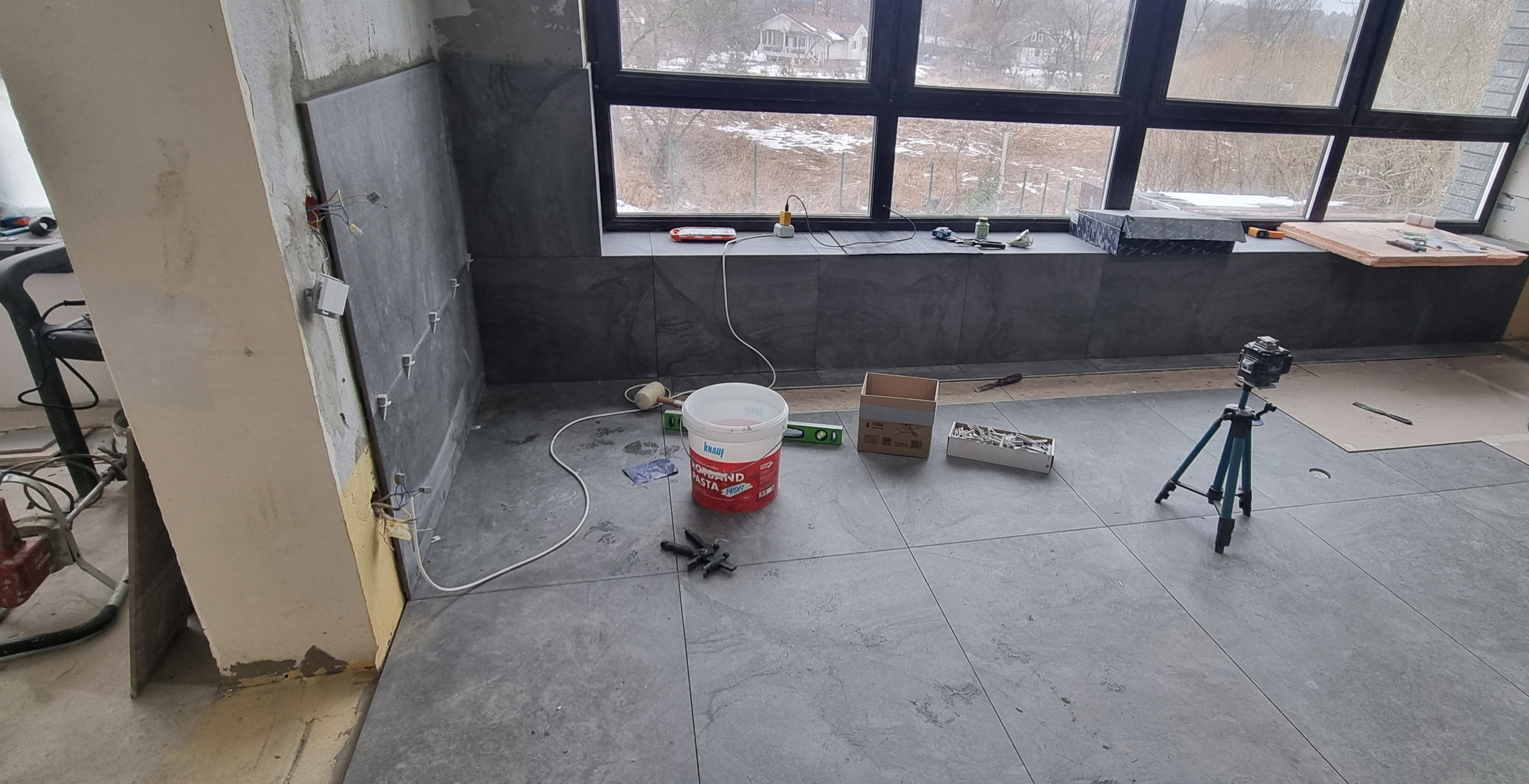 Облицовка стен и подоконника плиткой в ванной МД-006