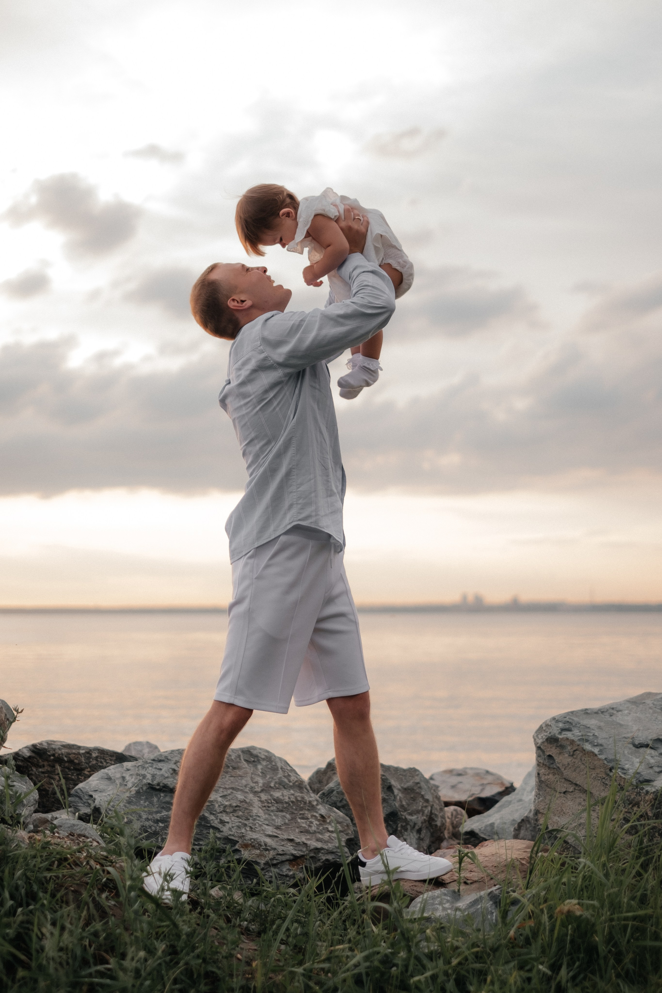 Алина, Ярослав и Тая на берегу. Фотограф в Новосибирске Диана Ильиных