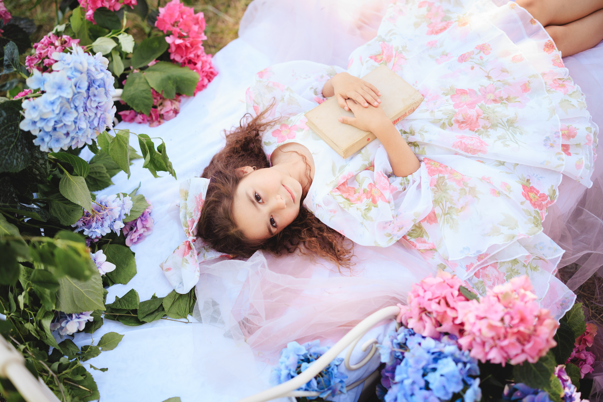 Цветочная кровать с кроликами. Семейный и детский фотограф в Краснодаре Анна Трашкова