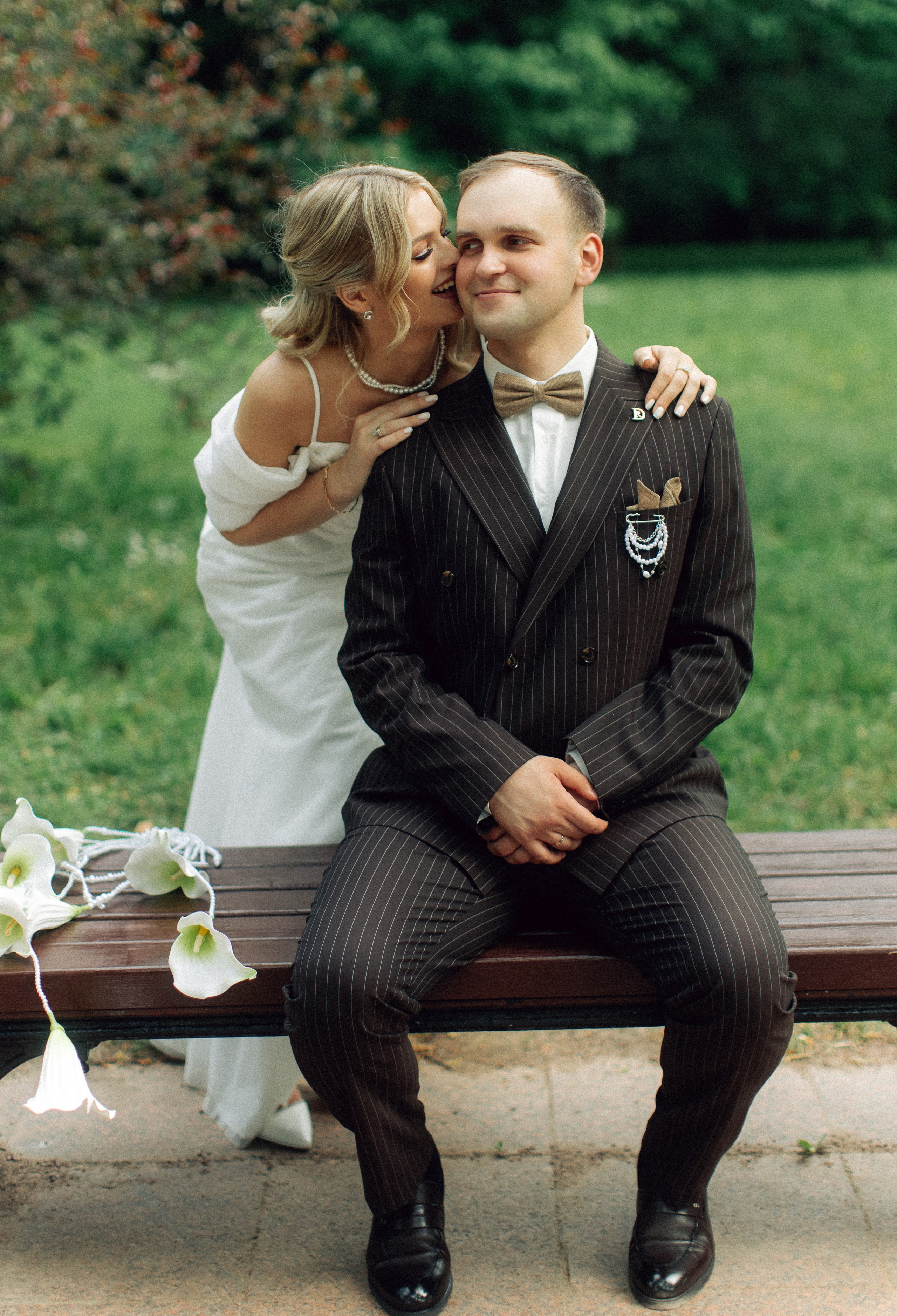 Саша и Маша, свадебная прогулка в Царицыно, плёночные и цифровые кадры. Свадебный и портретный фотограф в Москве Кристина Золотова