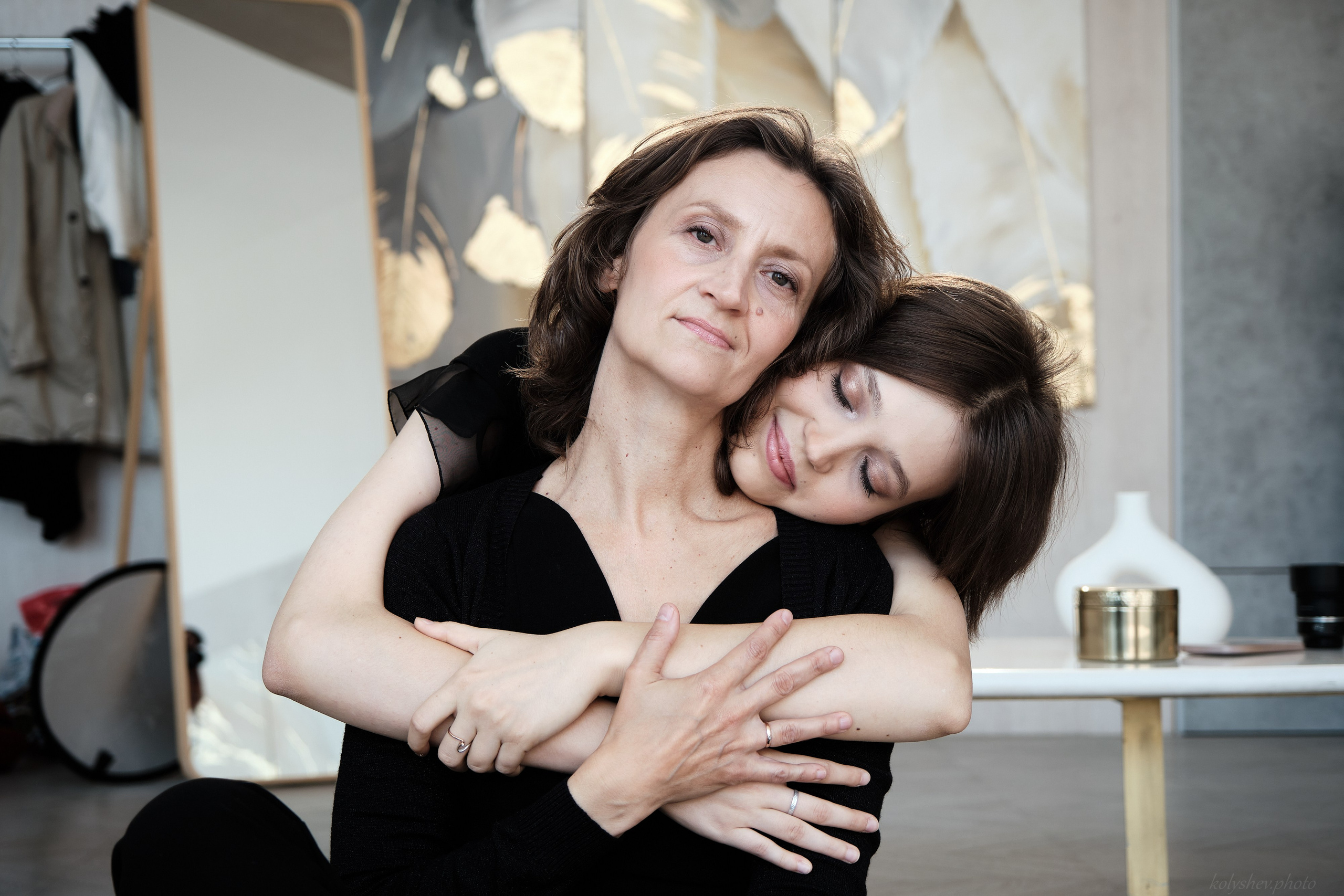 Мария и Устиния — трогательная семейная фотосессия мамы и дочки в студии в Москве. Портретный фотограф на новый год в Москве Виктория Колышева