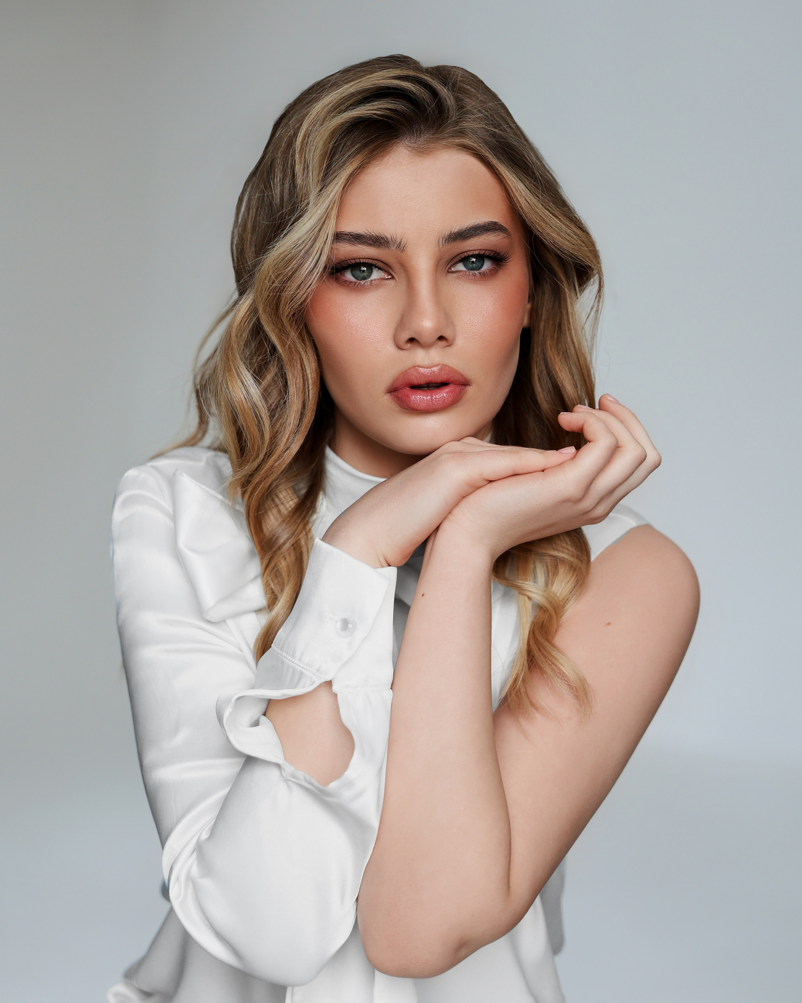 Фотосессия в студии Челябинск - крупный портрет девушки с нюдовым макияжем и укладкой, профессиональная студийная фотосессия с мягким светом и чистым фоном, акцент на лице и эмоции, бьюти съемка, портретная фотосессия для девушки в Челябинске, идеи для портретной съемки, естественная красота, выразительный взгляд, качественная ретушь кожи, фотосессия для личного бренда и соцсетей, фотосессия для инстаграм, женственный образ, студийная съемка с мягким светом, услуги фотографа Челябинск, красивая фотосессия в студии, профессиональные фото для профиля, вдохновение для фотосессии