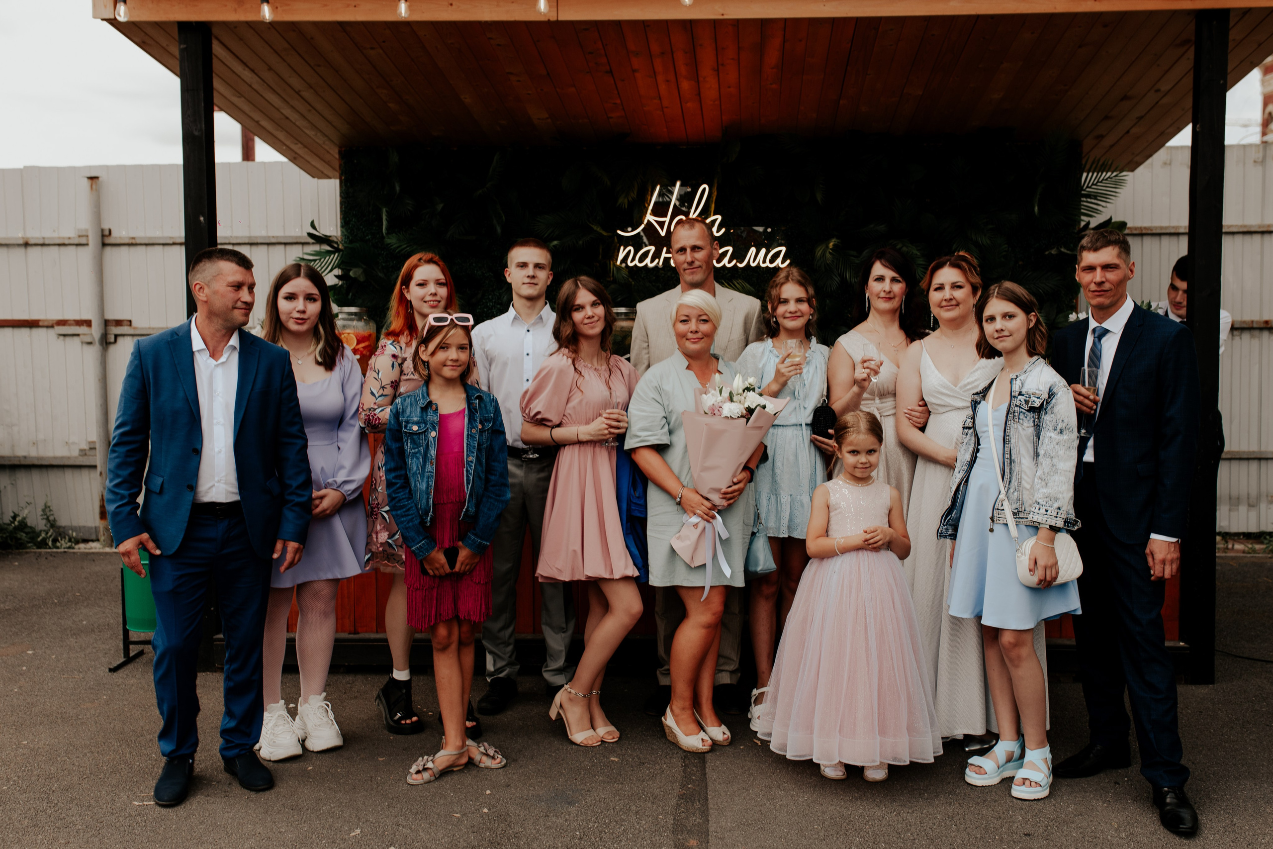 Друзья встречают молодожёнов вечером на банкете — нежный взгляд