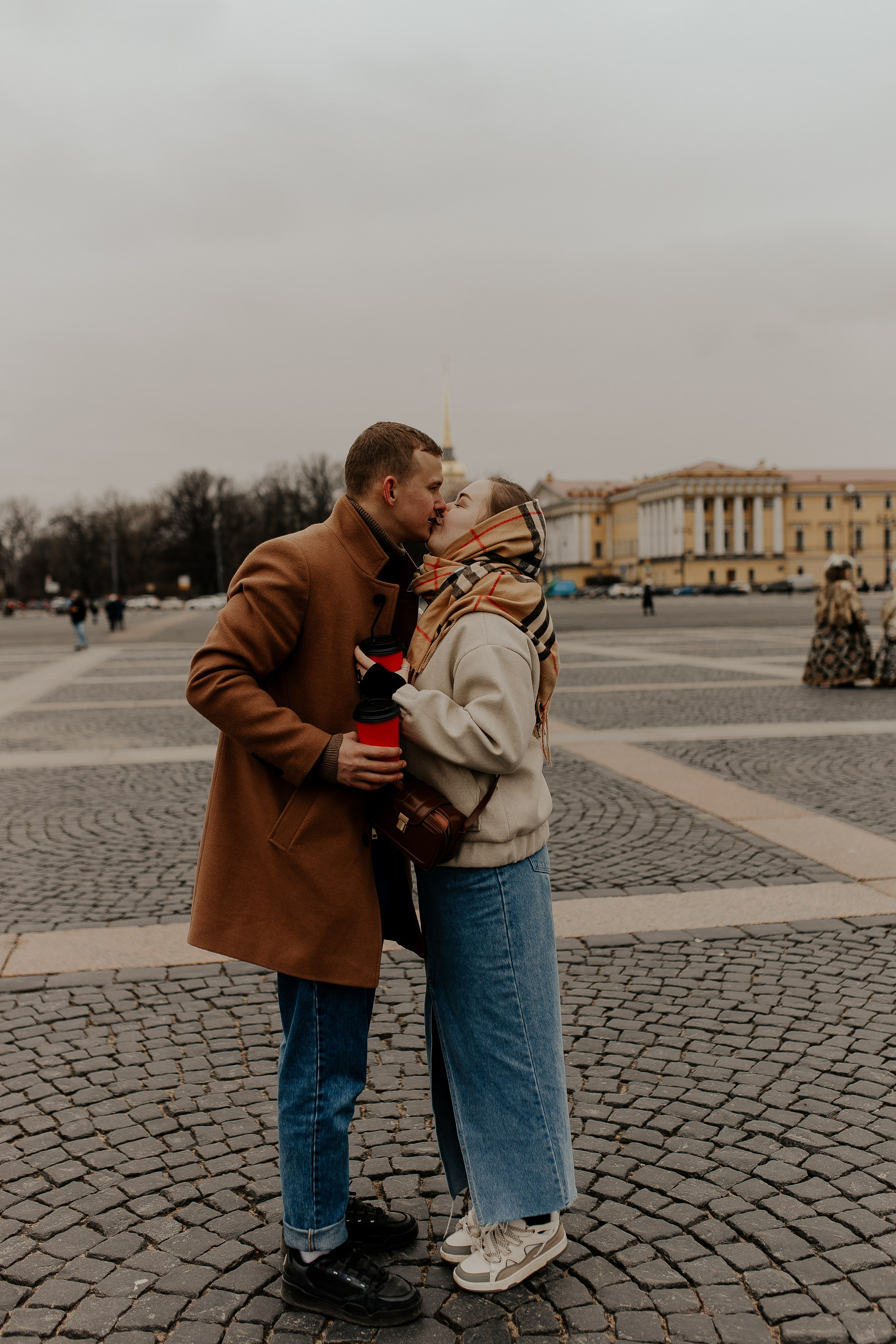 Пара гуляет по Петербургу. Фотограф в Санкт-Петербурге Лиза Семченкова