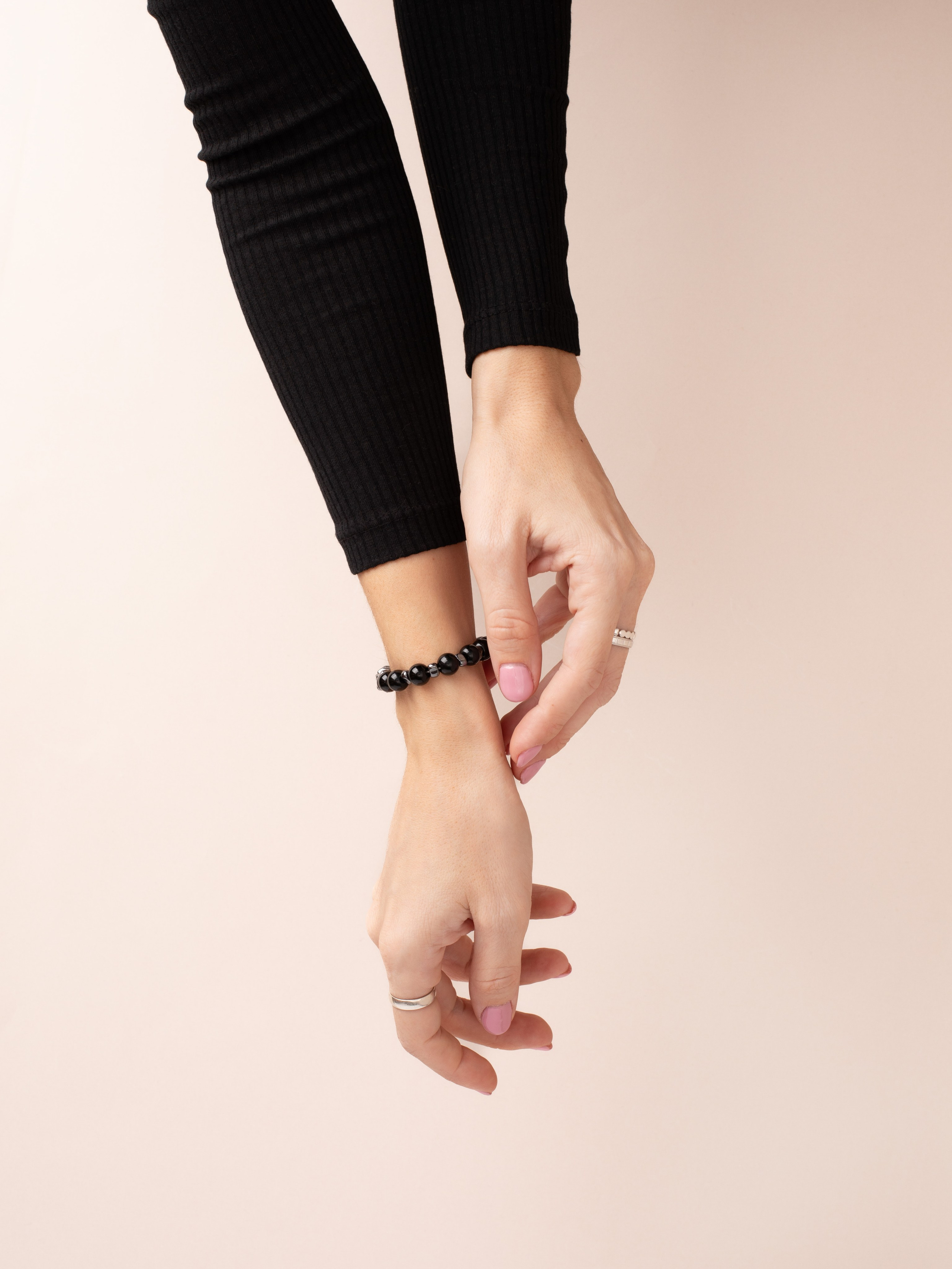 Браслеты ручной работы. Фотостудия предметной и модельной съёмки для маркетплейсов