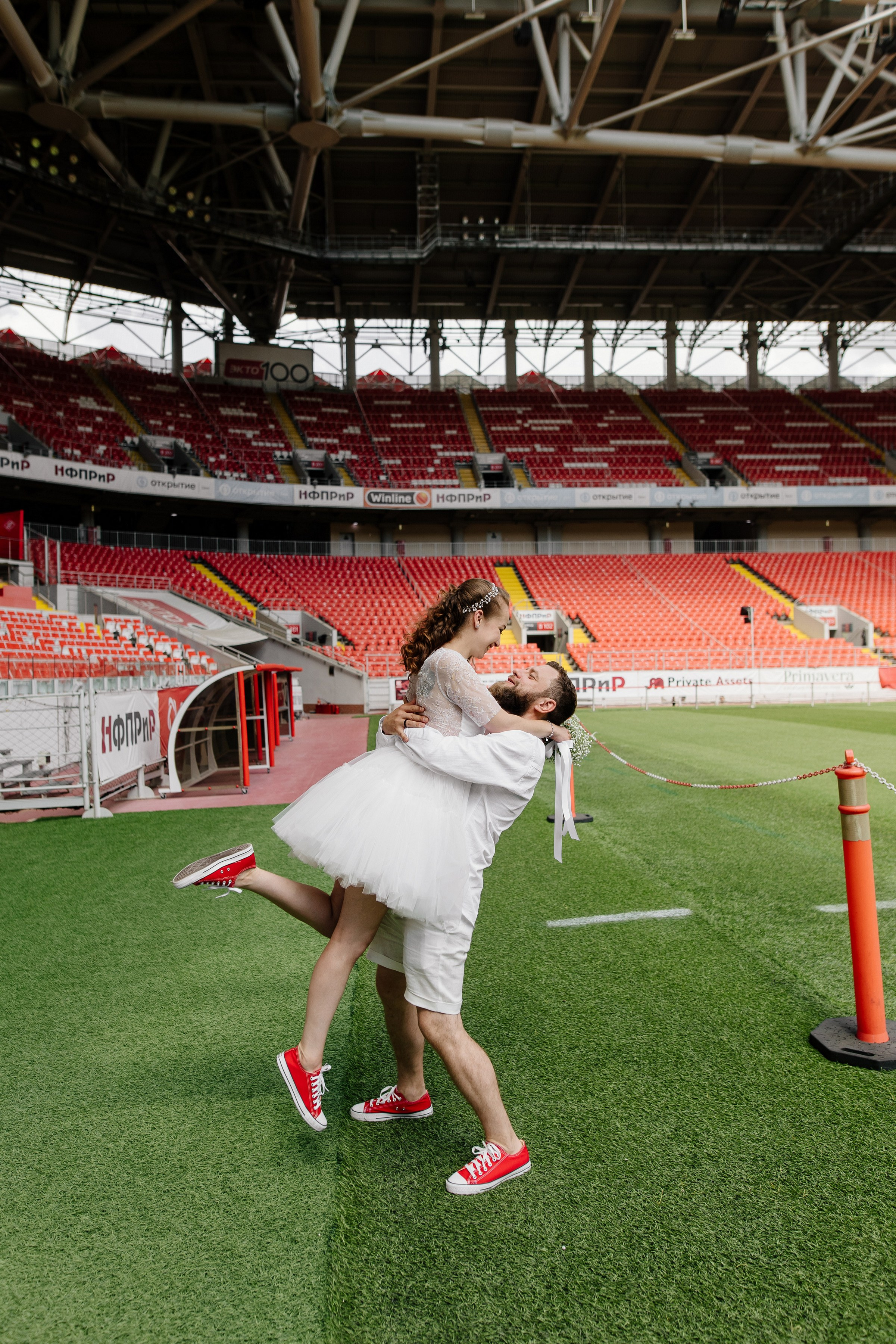 Свадьба на стадионе Спартак Лукойл Арена, свадьба на Северном речном вокзале, свадьба в метро, новые адреса счастья. Свадебный и семейный фотограф Екатерина Иванова