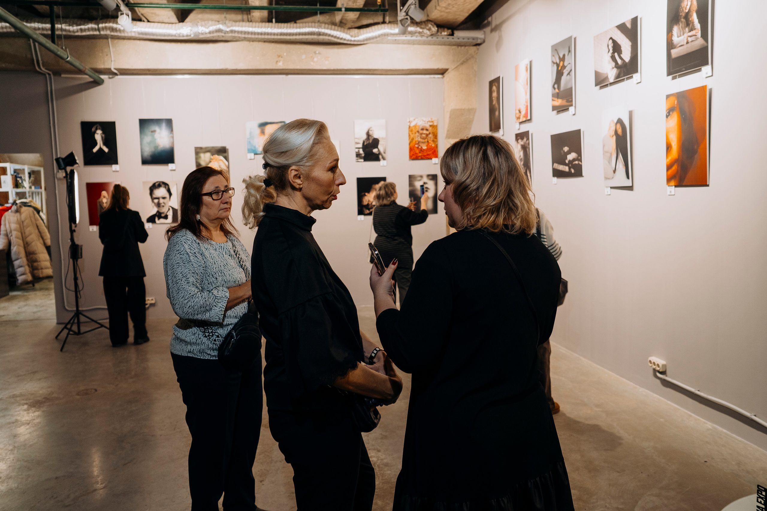 Вернисаж фотовыставки MFamilia «Гармония различий». Организация фотовыставок в Петербурге и Москве, MFamilia (МФамилия)
