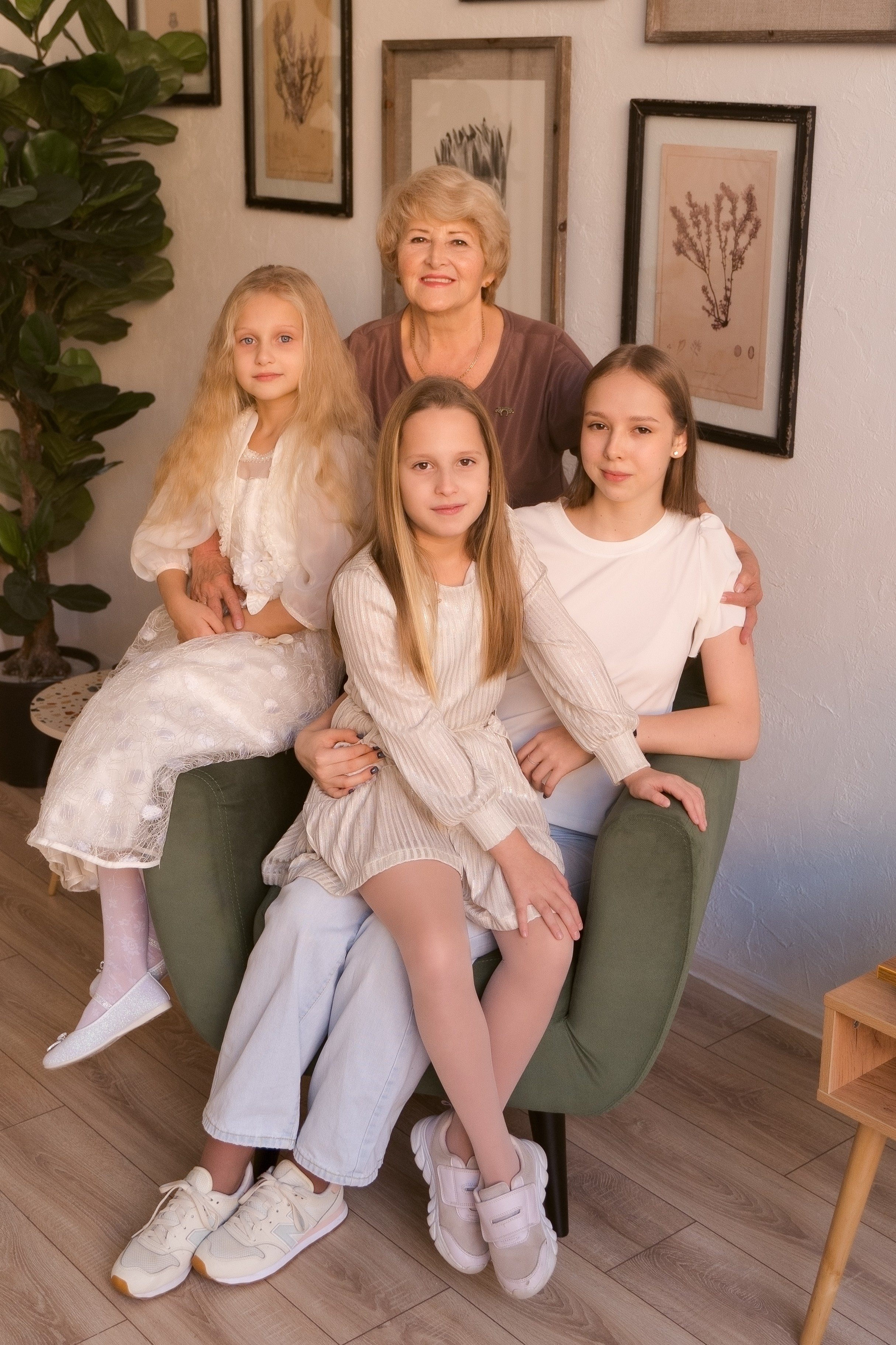 Бабушка и внуки. Nadia Fay