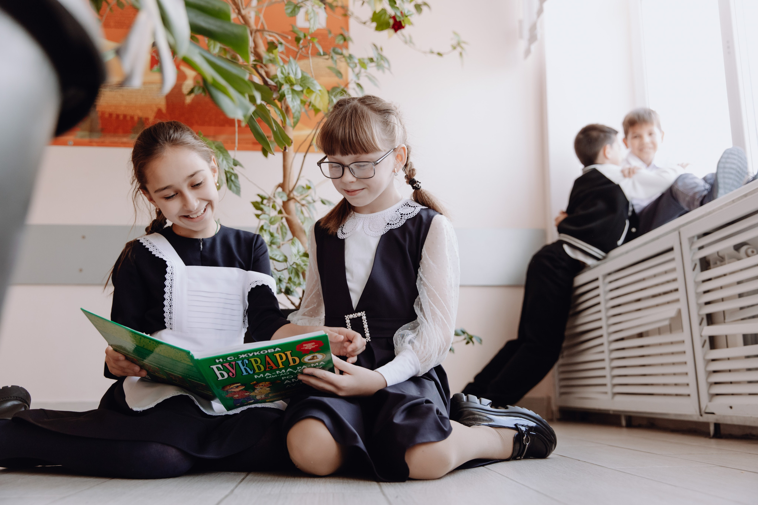 Школьные альбомы в Чернянке. Фотограф Максим Никонов