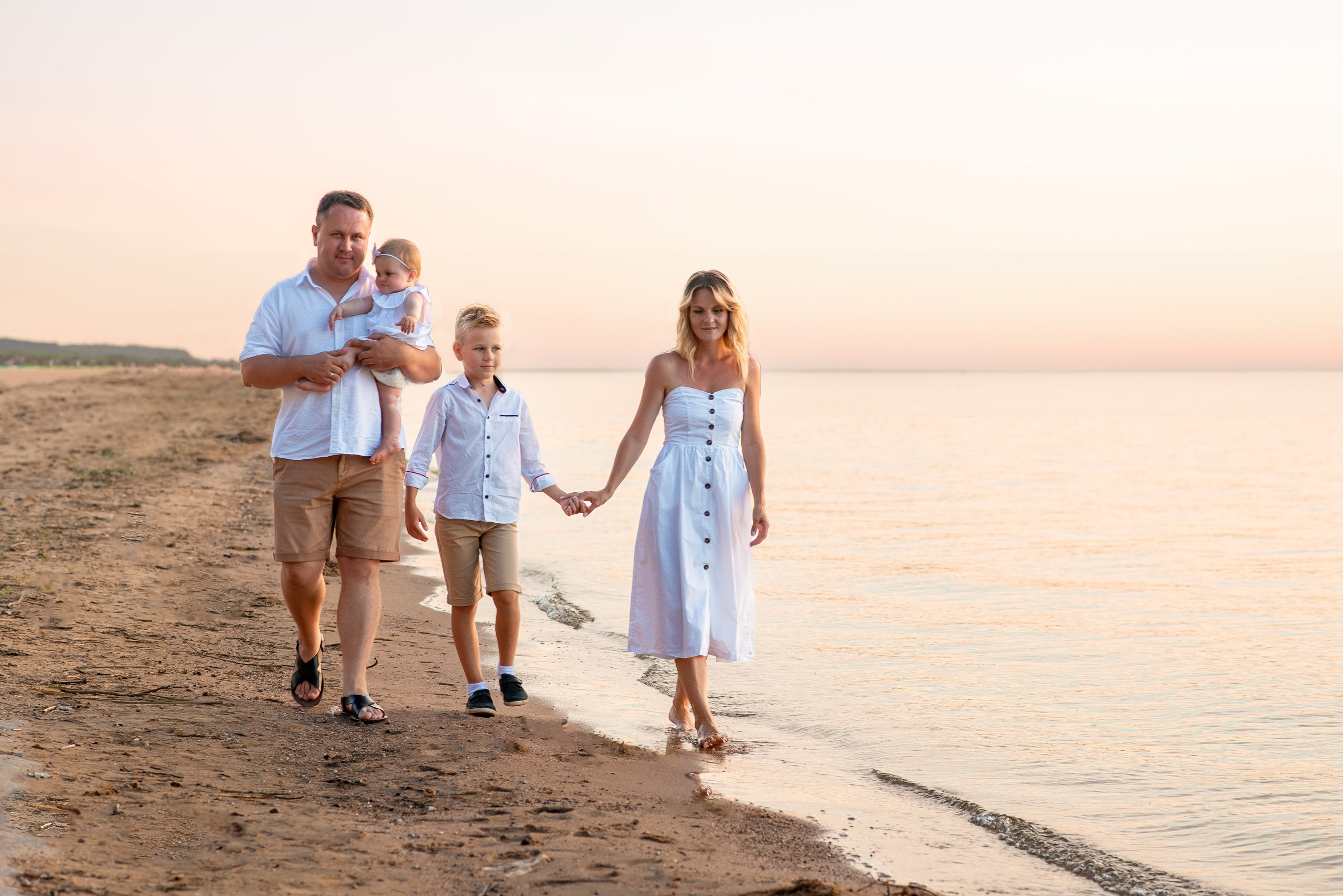 Семейный фотограф на выписку из роддома и крещение Минск Настя Гришук