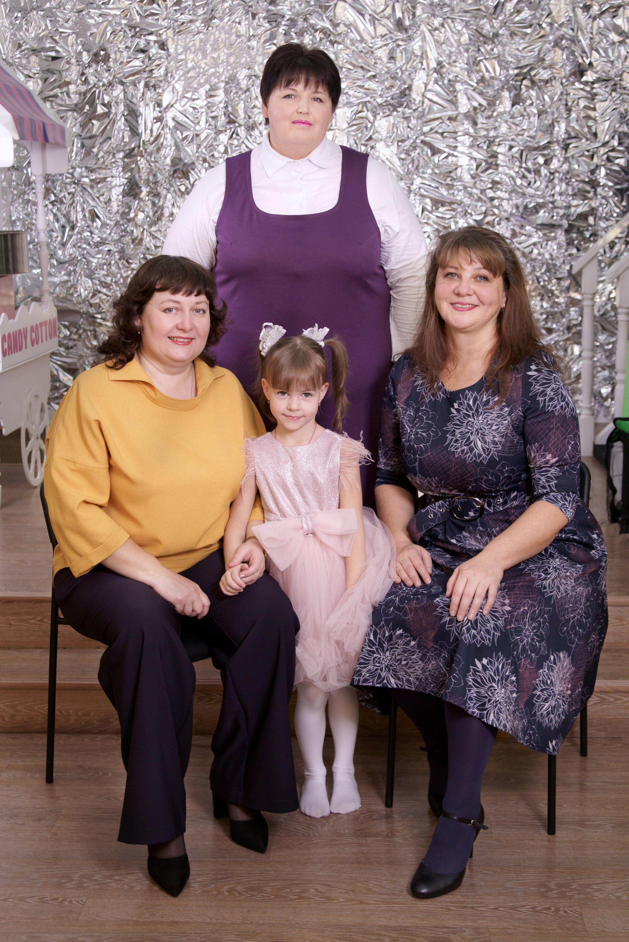 Фотосессия выпускников детского сада в игровой комнате - девочка с воспитателями