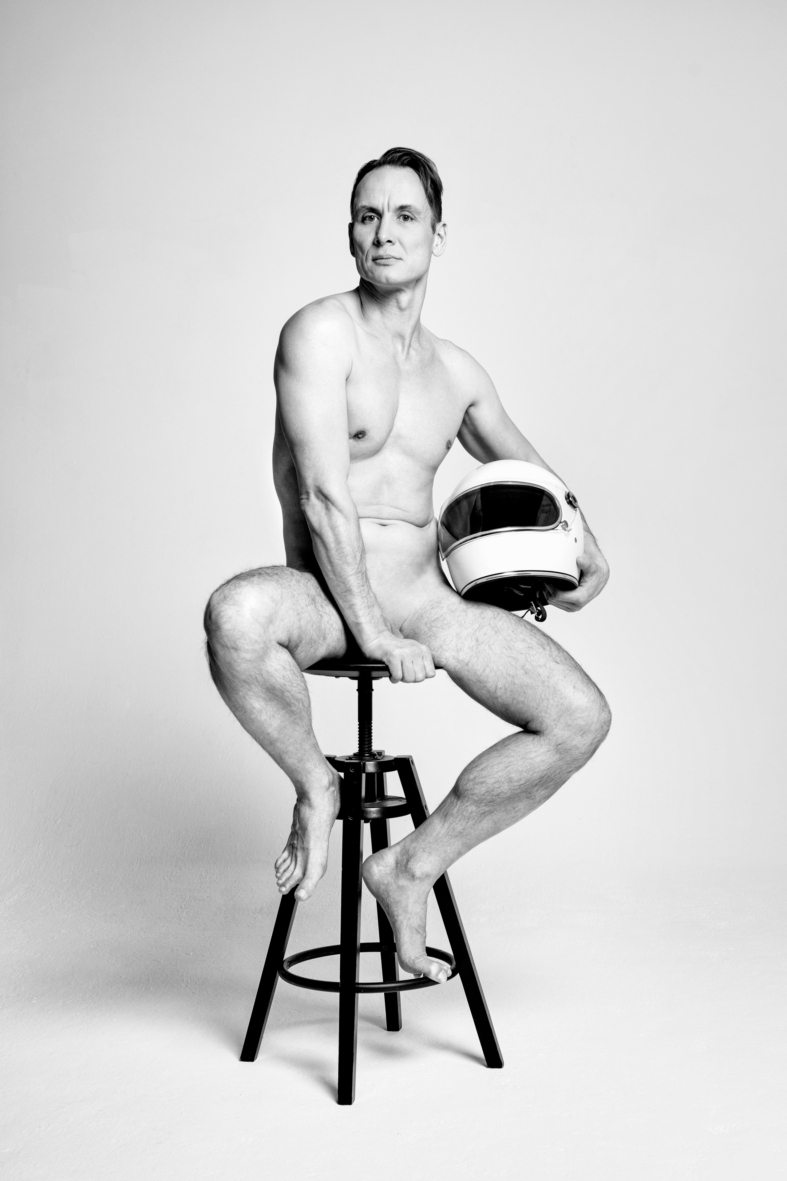 Мужская ню фотосессия в студии, мужчина в мото шлеме  в студии 