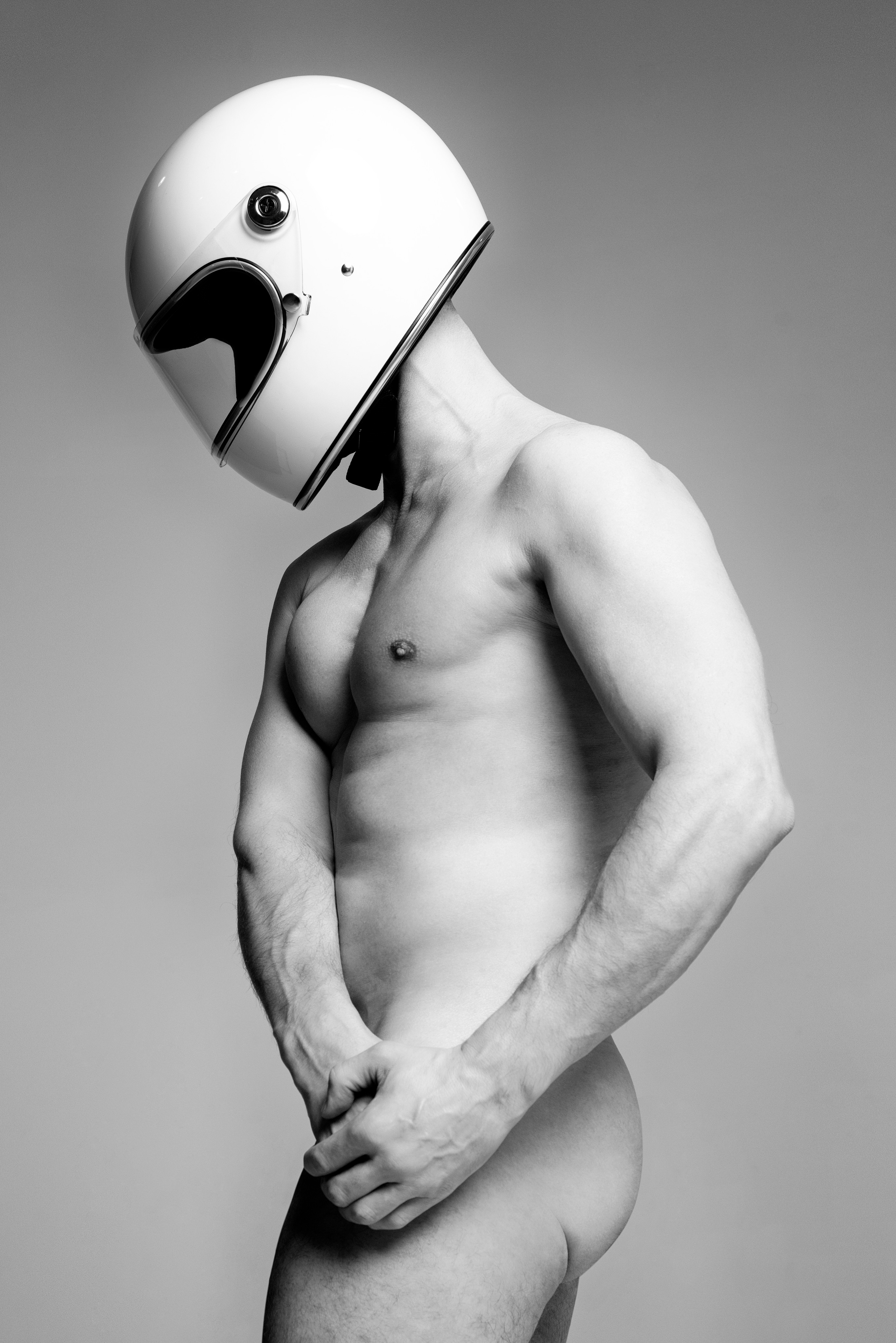 Мужская ню фотосессия в студии, мужчина в мото шлеме  в студии 