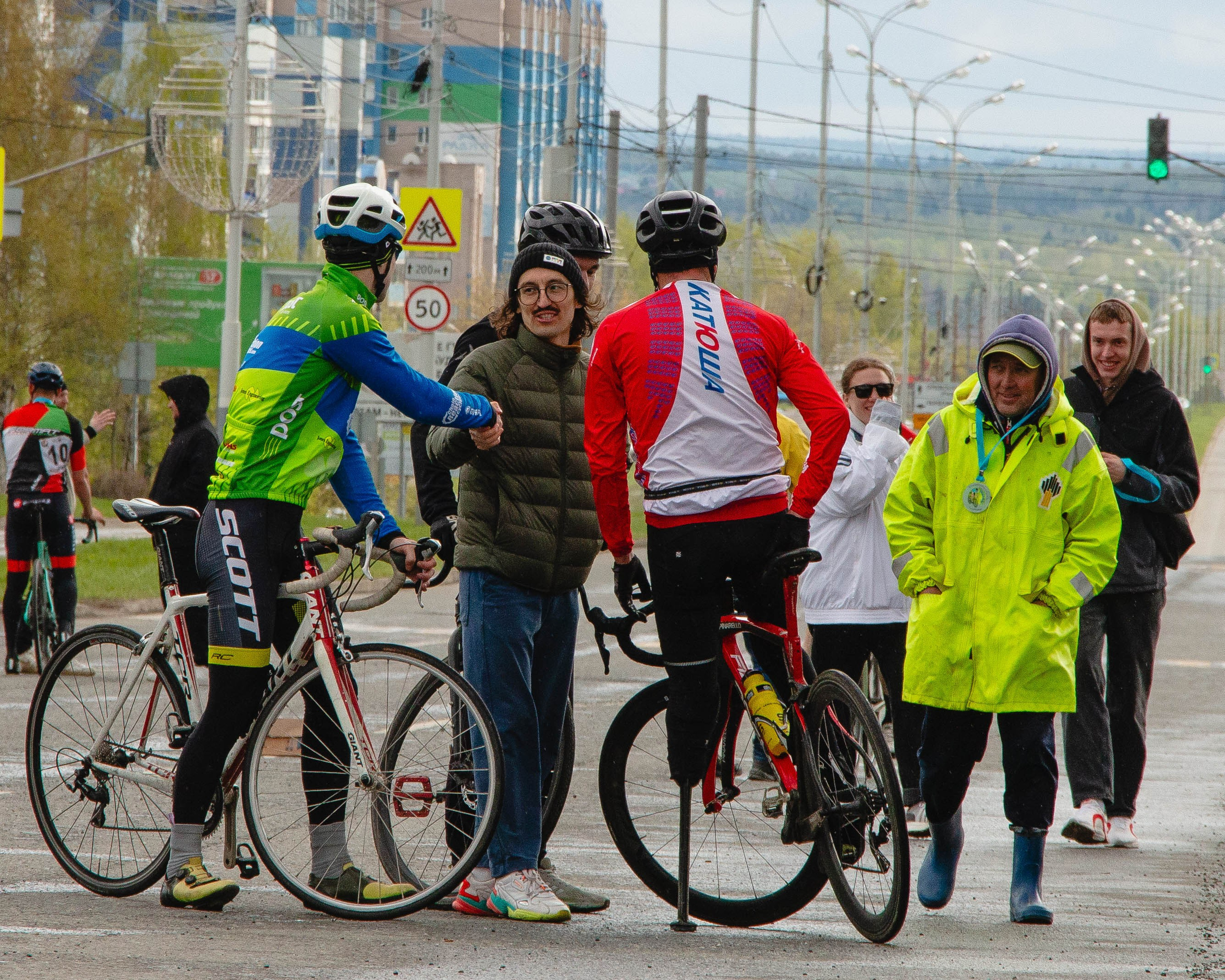 Велосипедисты общаются после прошедшего заезда 