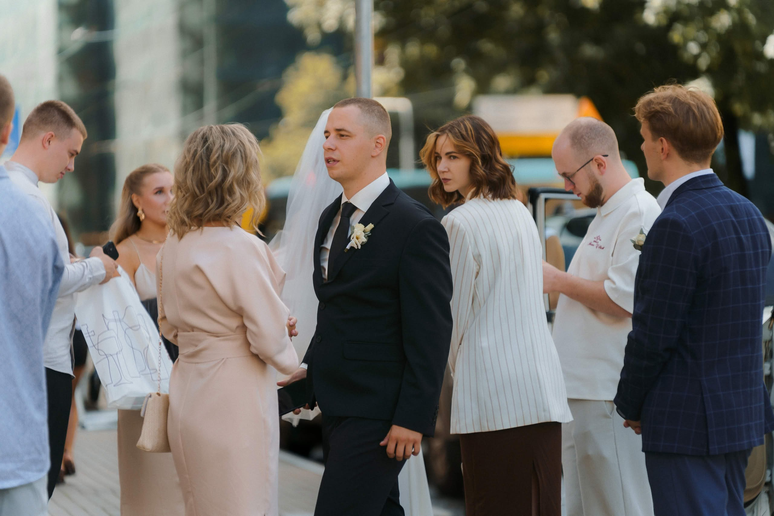 Свадебные гости поздравляют Анну и Илью у ЗАГСа в Петербурге