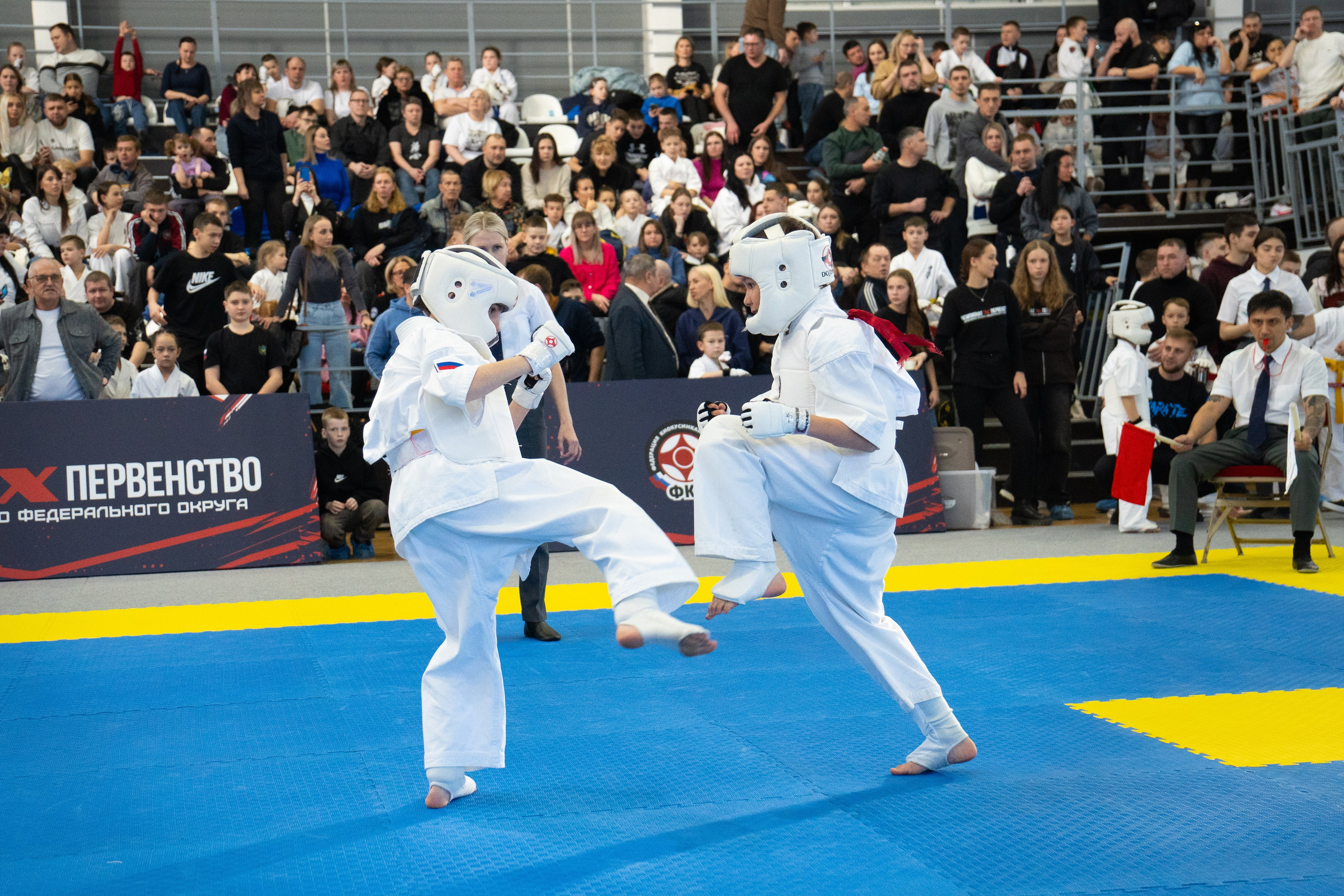 яркий момент боя юных спортсменов — взгляд на события через объектив репортажного фотографа