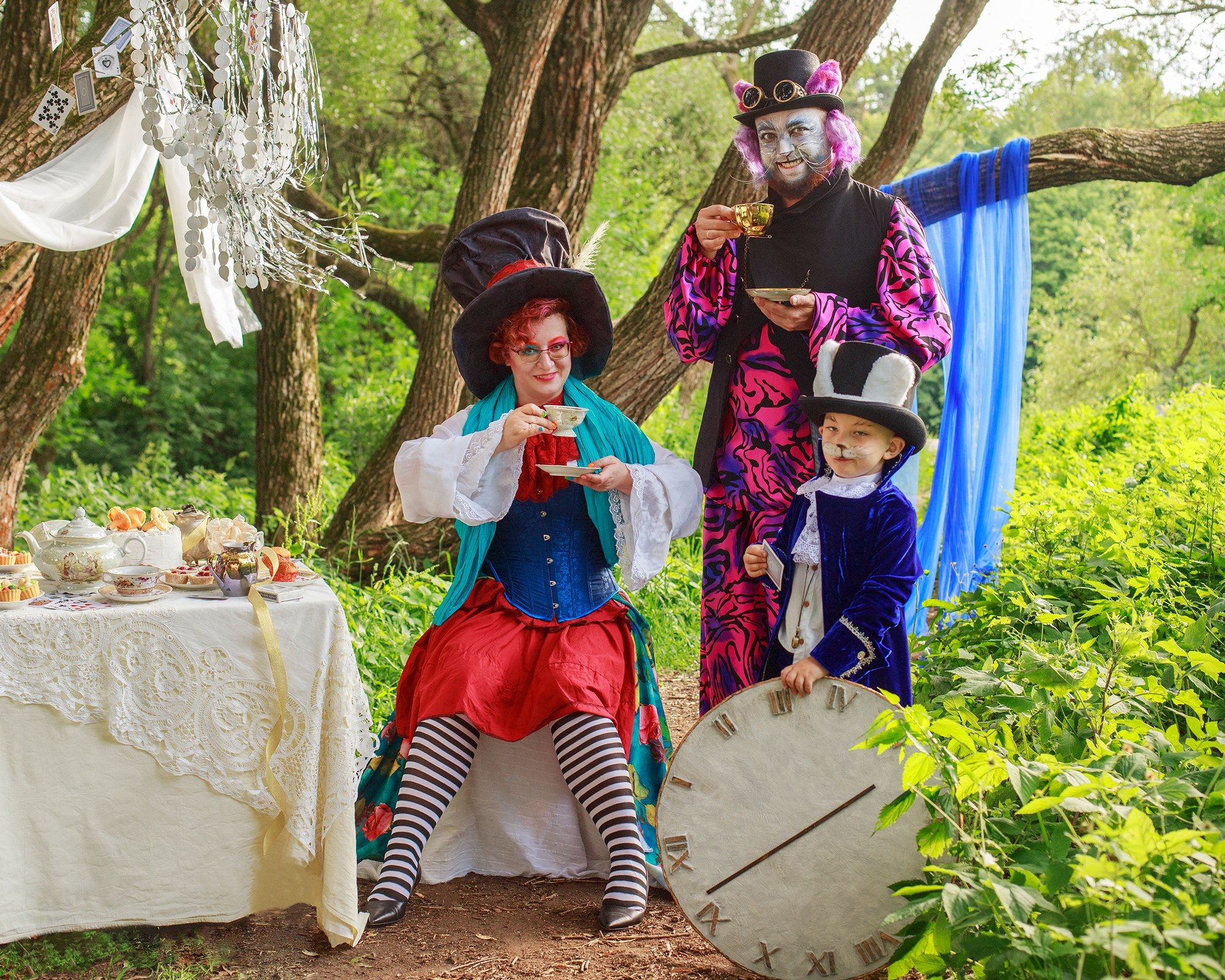 Семейная фотосессия «Безумное чаепитие». Необычные портретные фотосессии под ключ в Москве