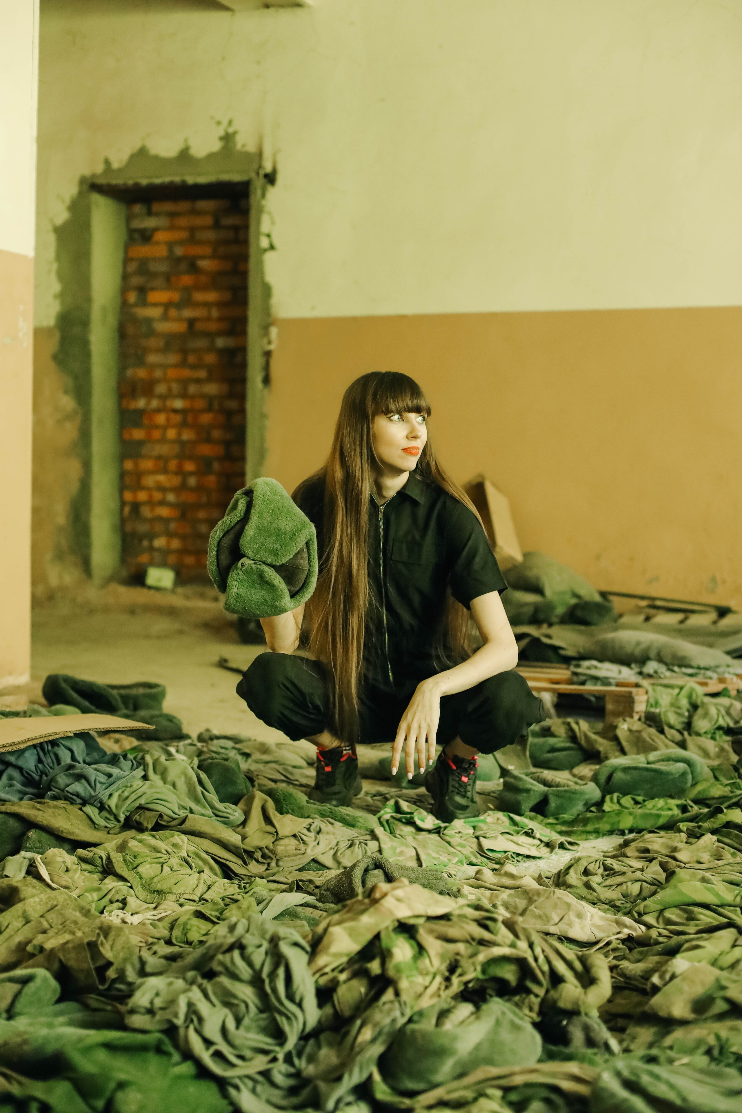 Валентина и заброшенная школа. Фотограф Анна Бурлакова