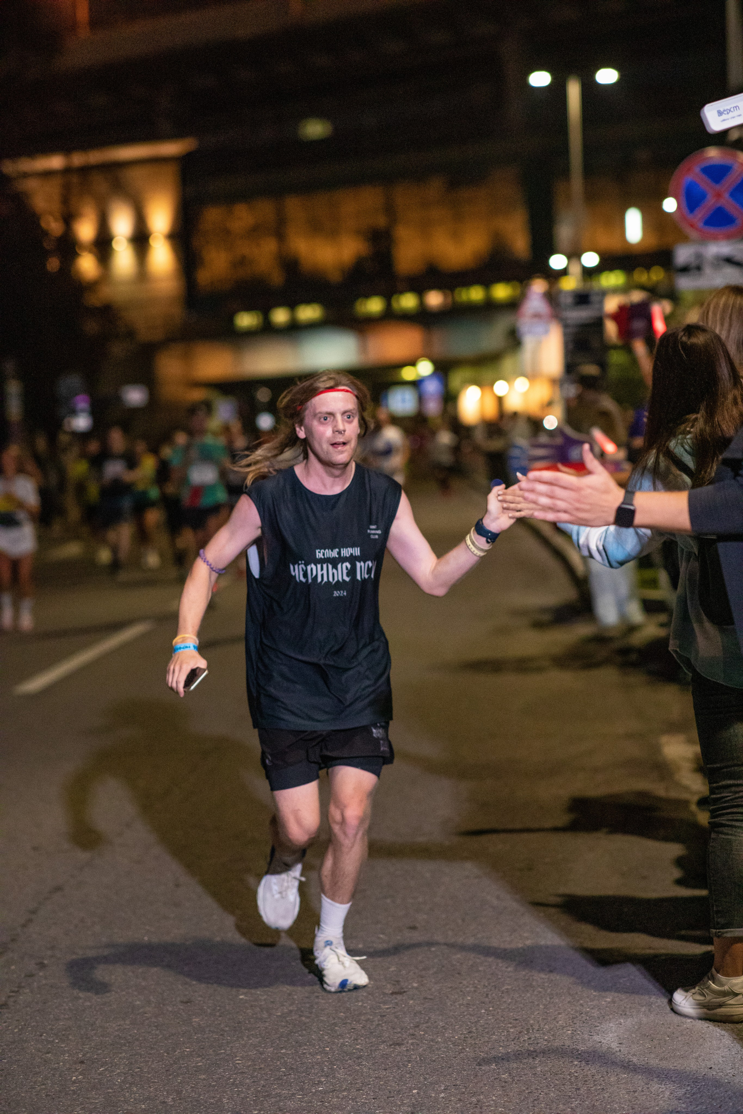 Ночной забег в ленте фотографий бегунов 03.08.24. Фотограф Сергей Ловкий
