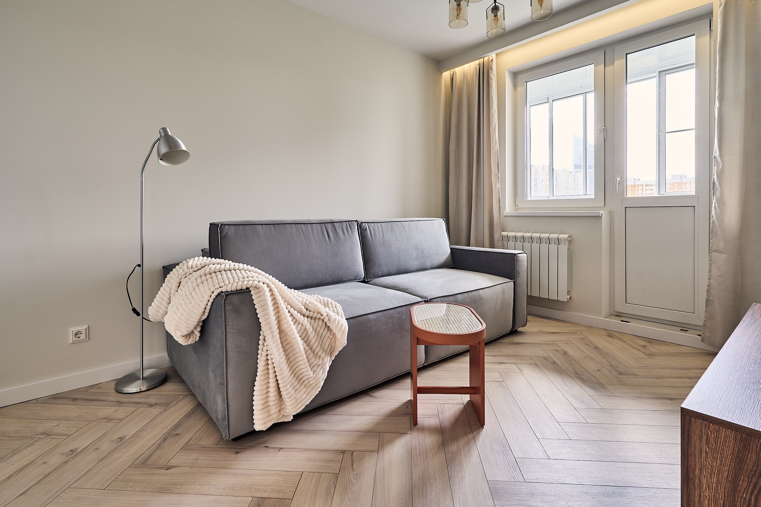 Интерьерная съемка с диваном в гостиной уютной двушки в Москве