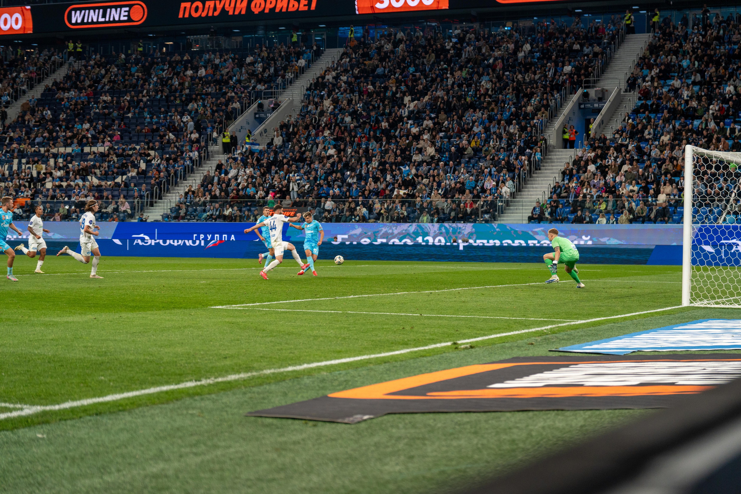 Нападающий Зенита бьёт по воротам Оренбурга на Газпром Арене — спортивный фотограф Санкт-Петербург