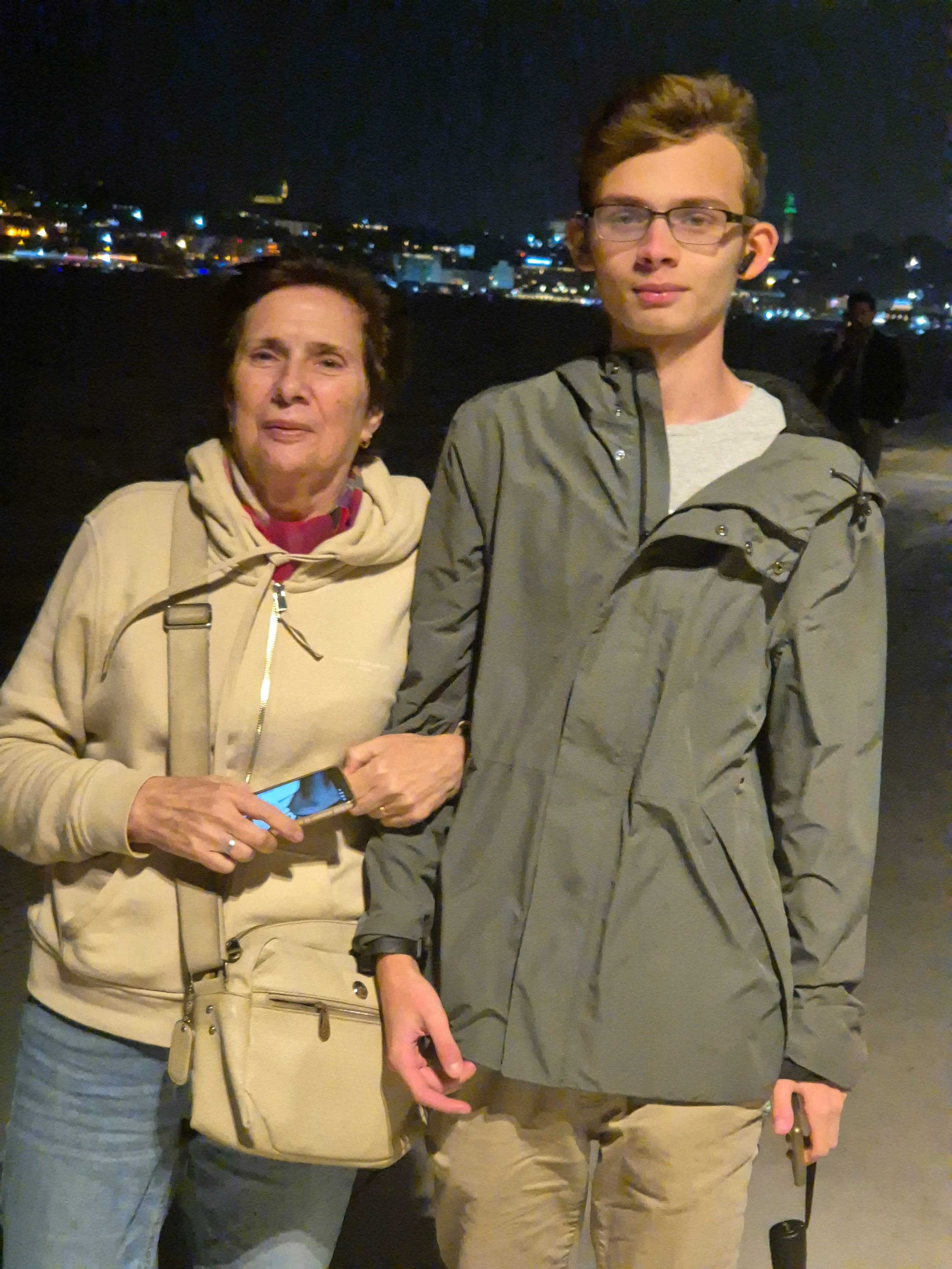 Галата порт. Бабушка с внуком