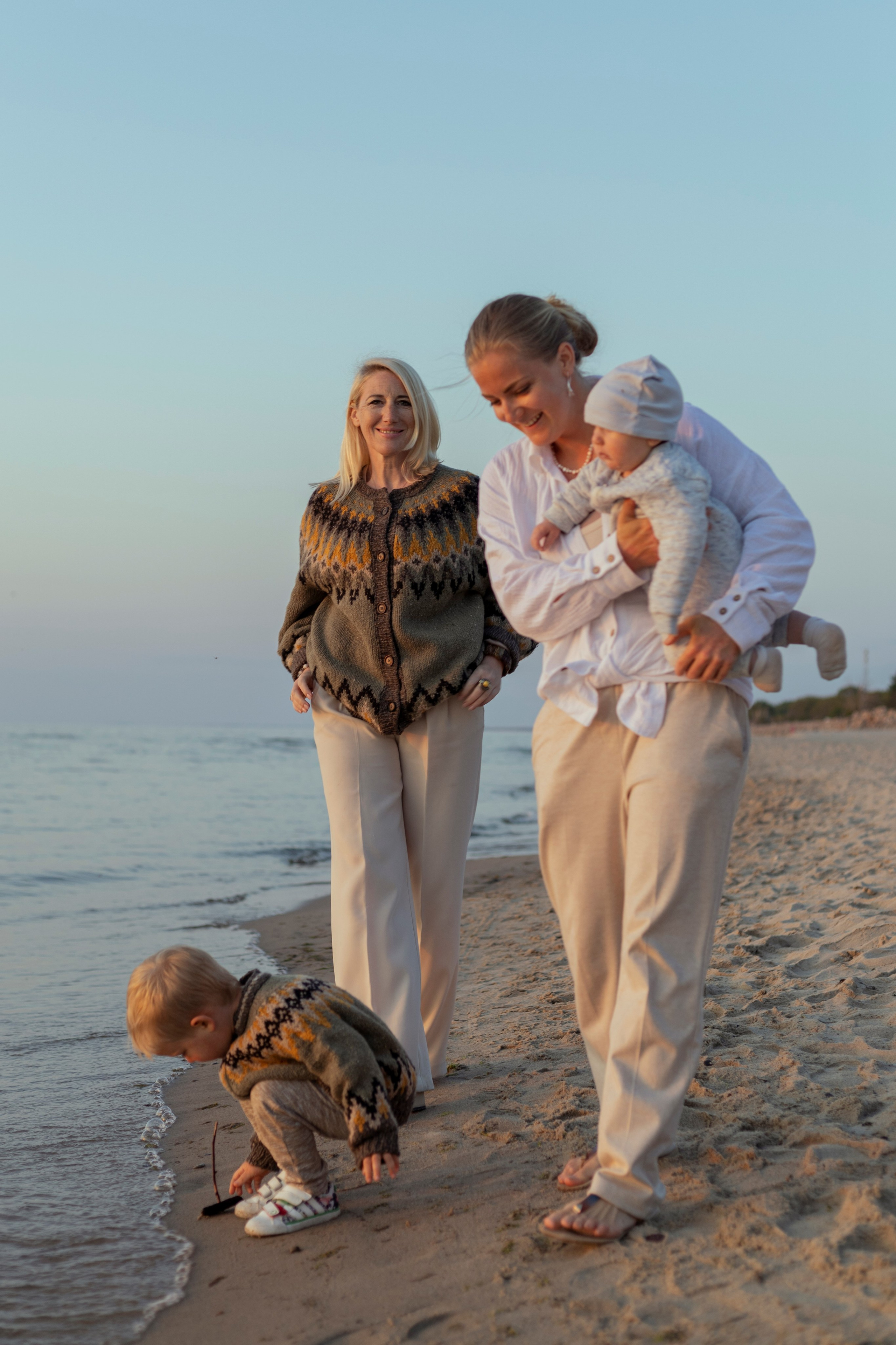 Семья на море в золотой час. Фотограф Анастасия Горлач в Калининграде