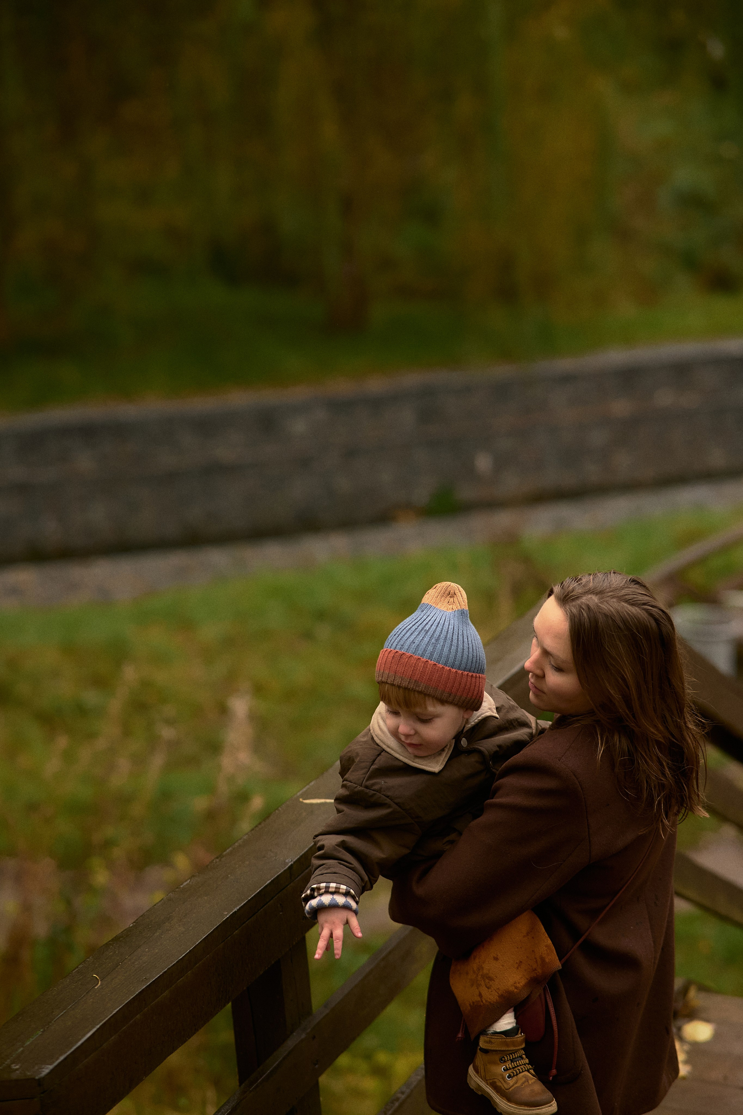 Света и Илюша под дождём. Семейный и свадебный lifestyle-фотограф в Москве Мария Петрова