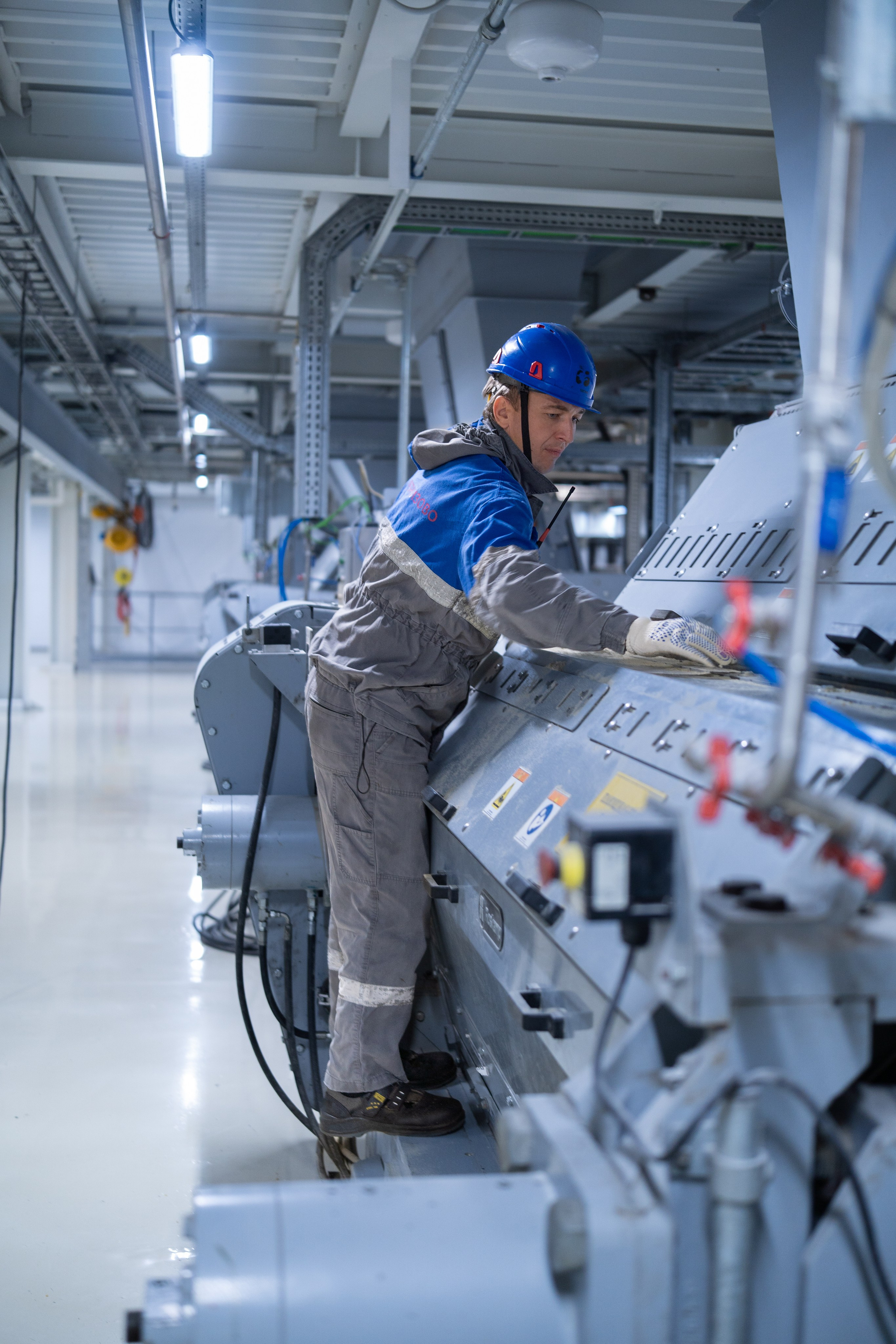 Фотографии сотрудников в офисах, на производстве и в студии