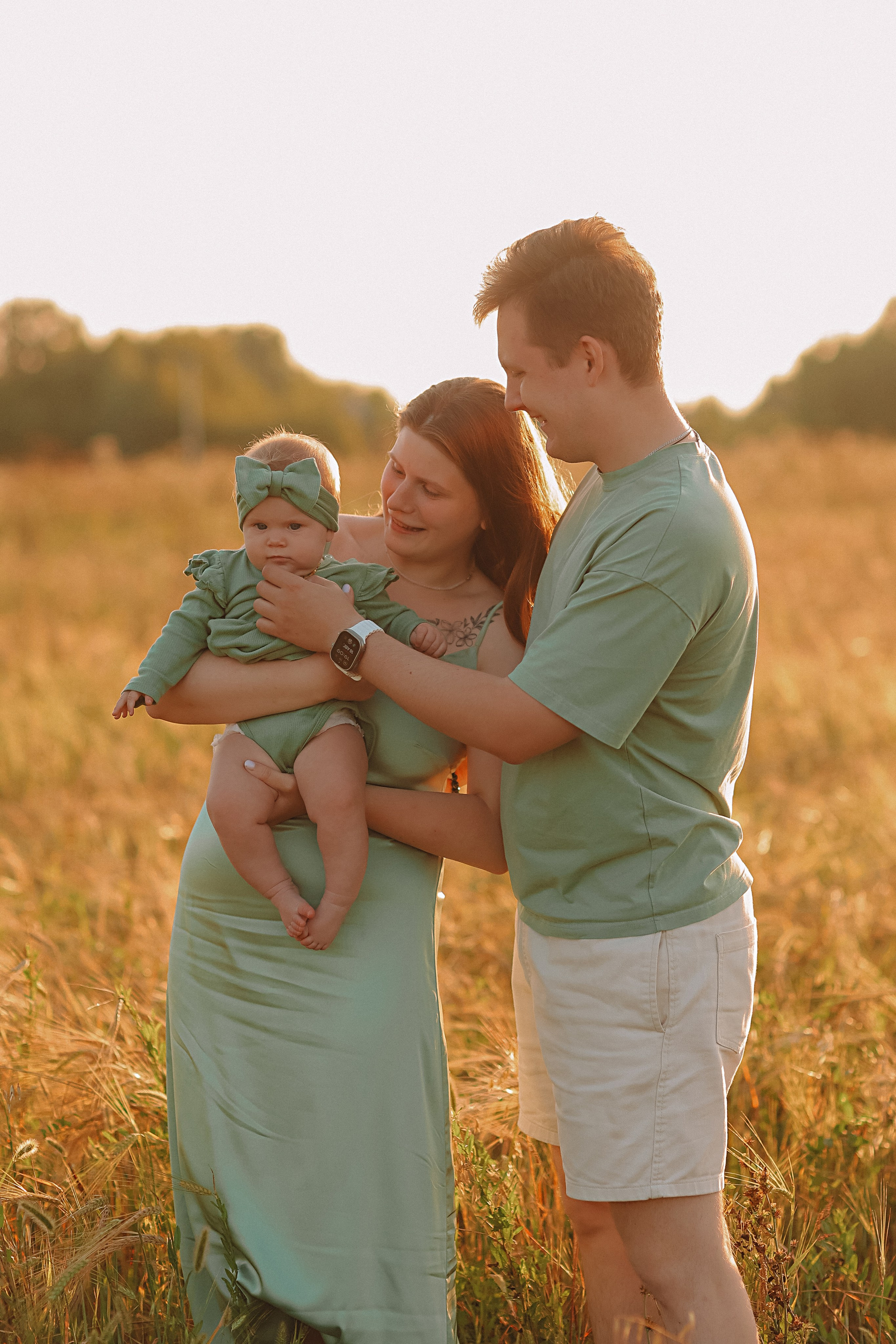 Закатное поле семейная. Семейный фотограф Тюмень, фотограф на роды Салмина Мария