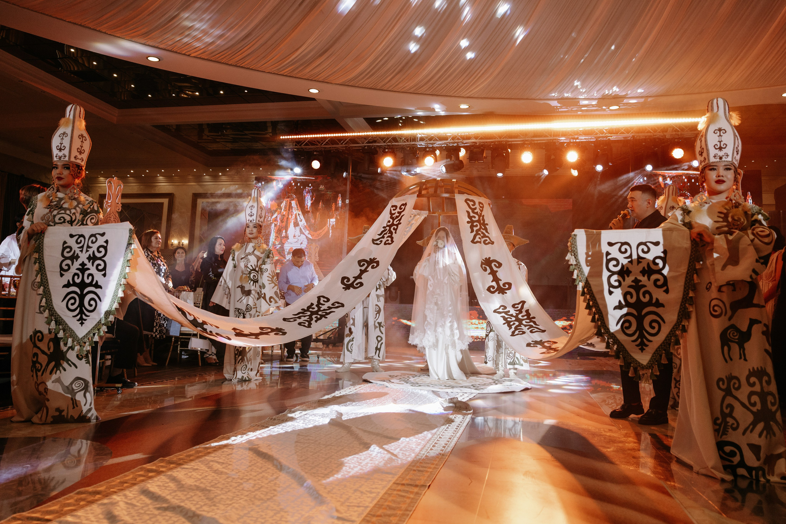 ФОТОГАЛЕРЕЯ. Ведущий мероприятии в Астане Акылбеков Алмас