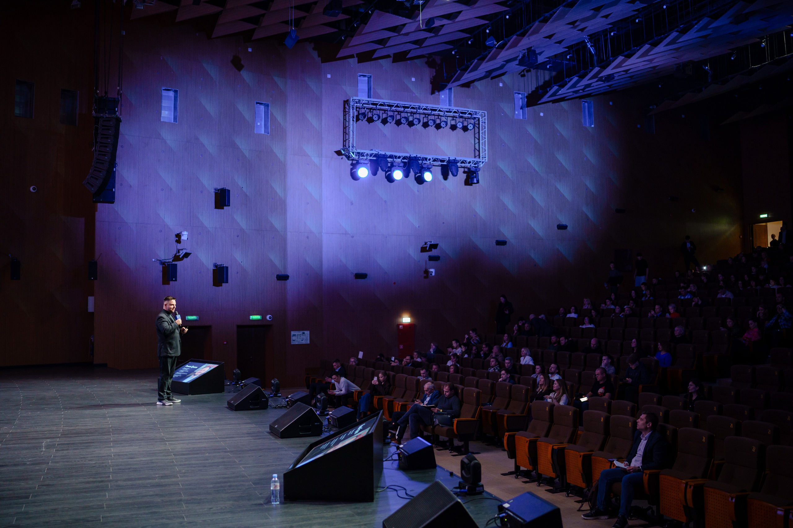 Репортажный фотограф на конференцию в Москве. Репортажный фотограф в Москве Саша Дружинина