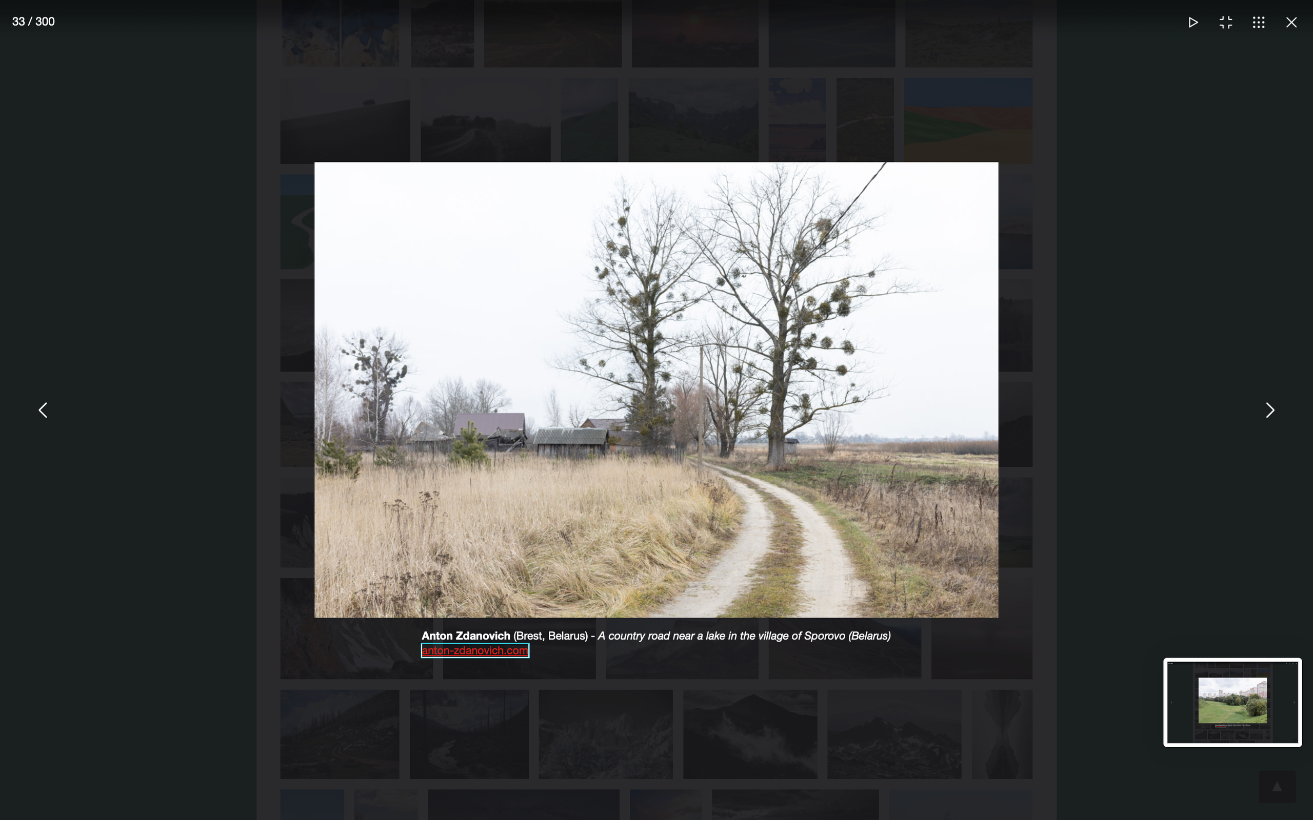 Проселочная дорога у озера в деревне Спорово (Беларусь)