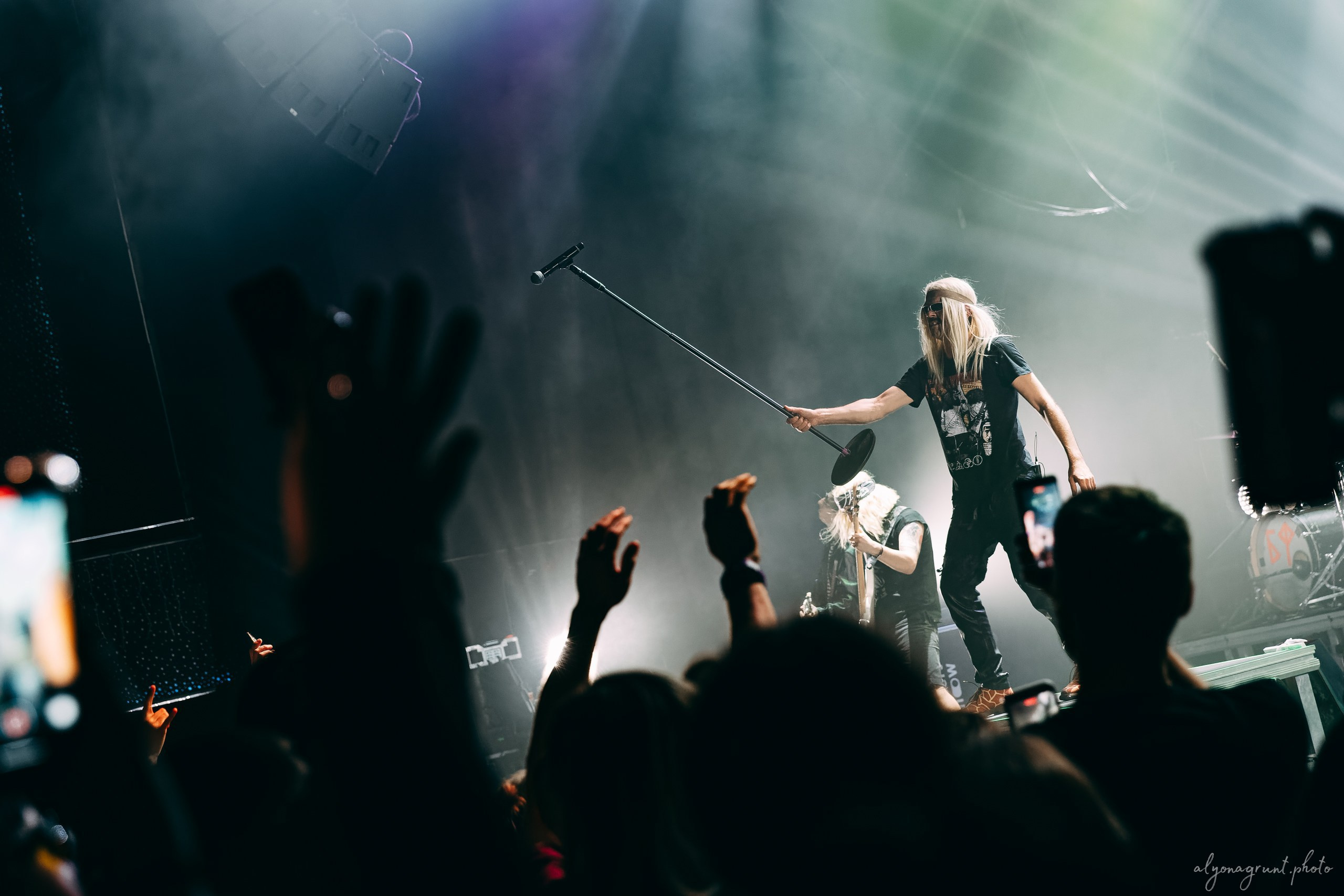 Багровый Фантомас, фоторепортаж, СПб, BASE, 14.12.2025. Алена Адрианова: фотограф в Санкт-Петербурге