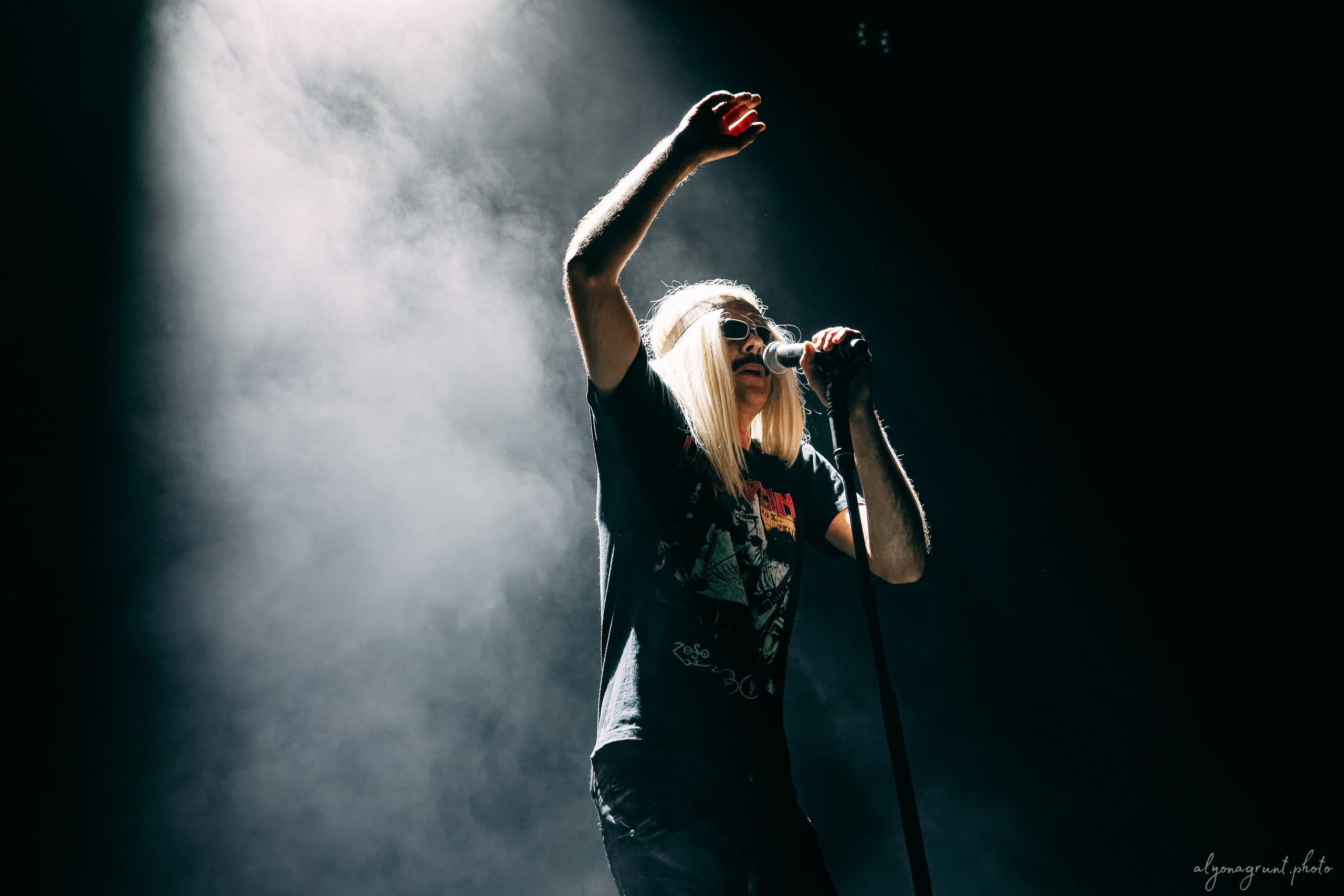 Багровый Фантомас, фоторепортаж, СПб, BASE, 14.12.2025. Алена Адрианова: фотограф в Санкт-Петербурге