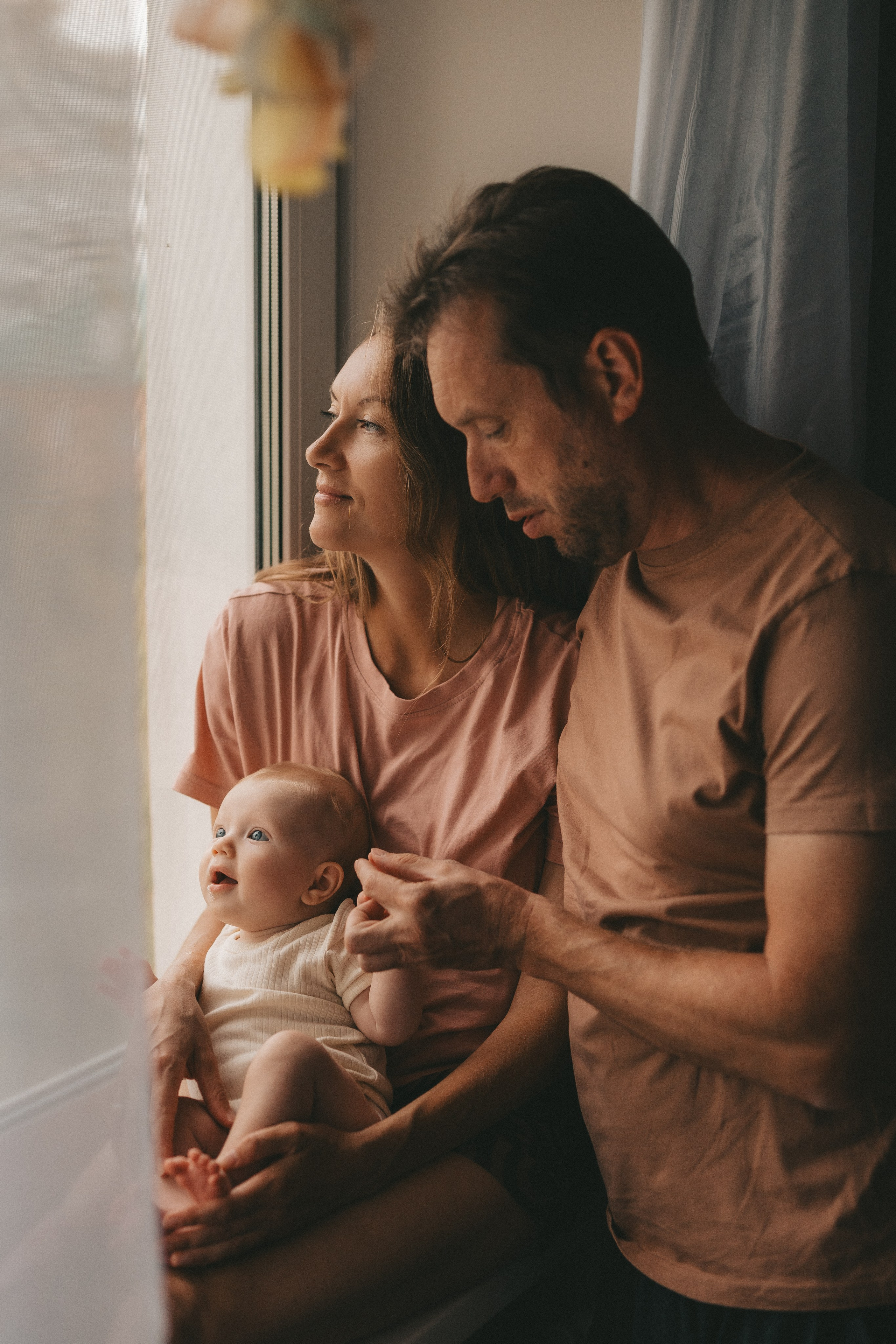 фото семьи дома у окна