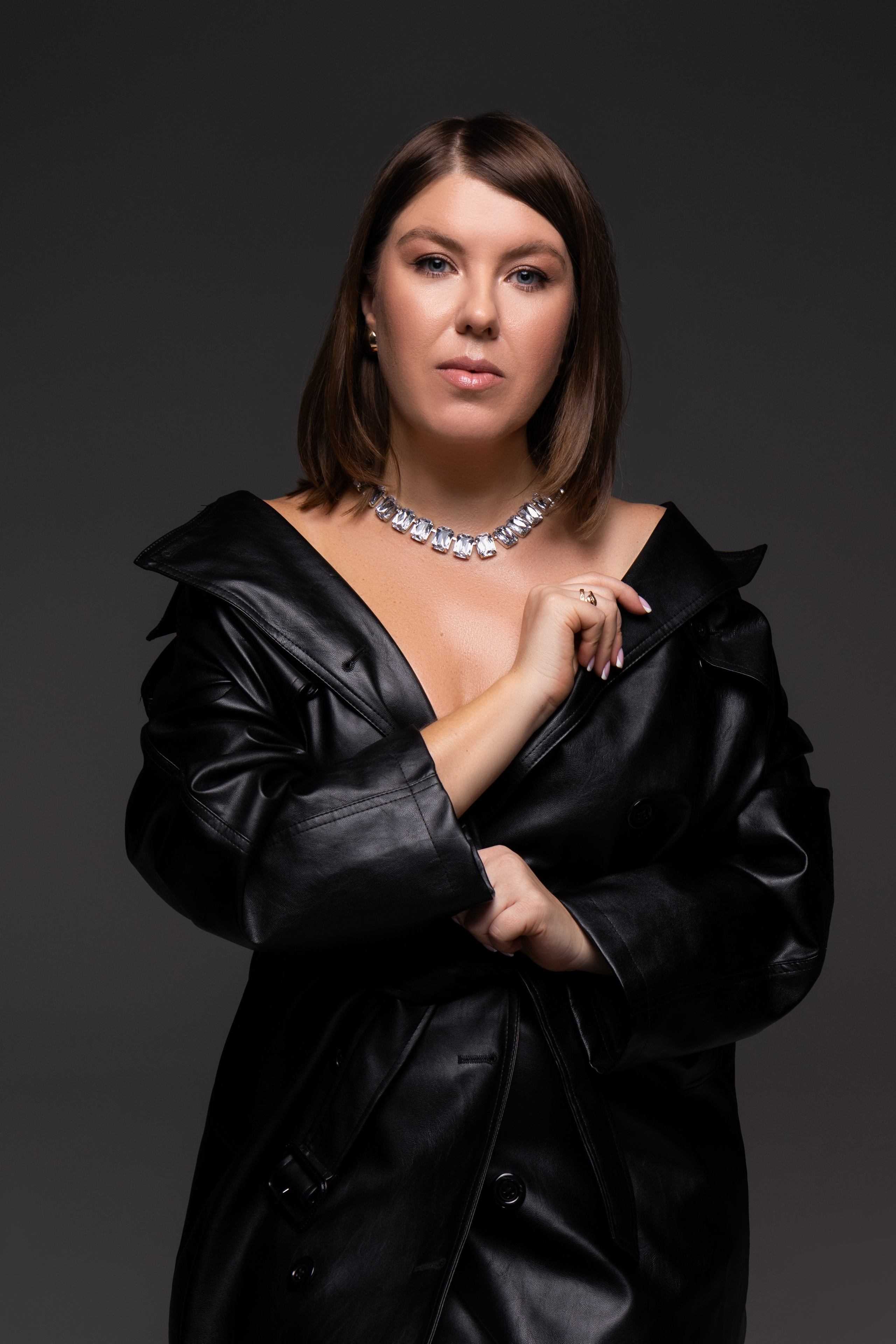 Фотосессия в Москве! Женский портрет. Все включено. Готовые образы. Помощь визажиста и стилиста. Фотосессия в стиле минимализм. Фотосессии в студиях Москвы с циклорамой. Фотосессия женского портрета идеи образов и позирования.