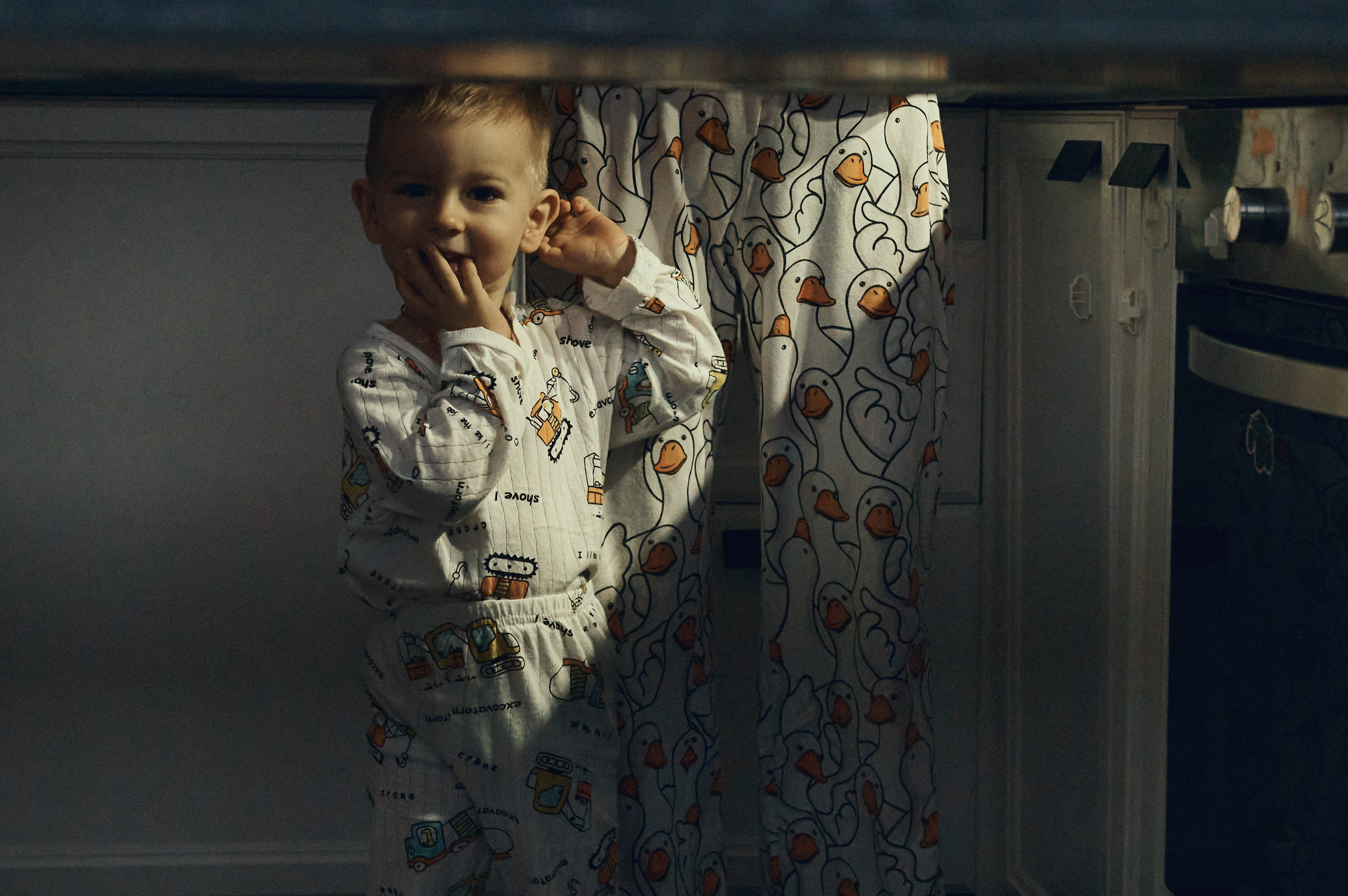 Ребенок на кухне с мамой