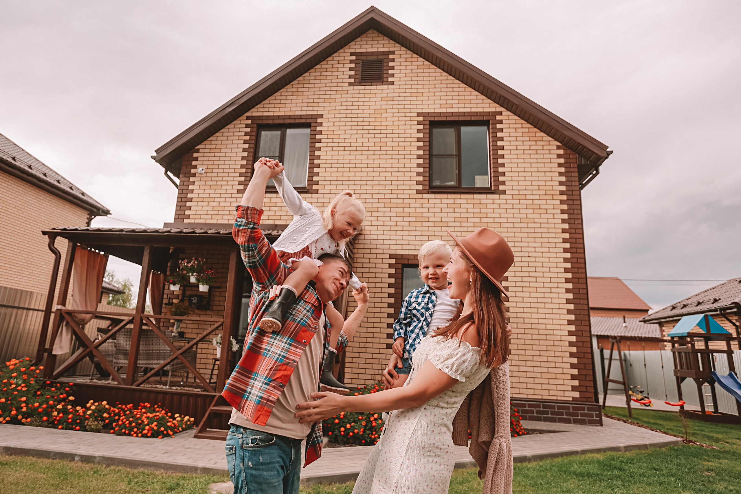 У дома. Семейный фотограф Тюмень, фотограф на роды Салмина Мария