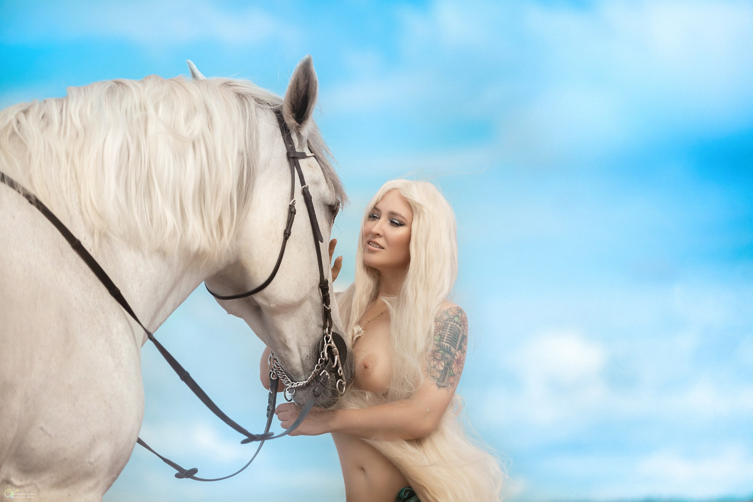Русалка_Фотосессия с белой лошадью на заливе. Фотограф женский и мужской портрет Санкт-Петербург