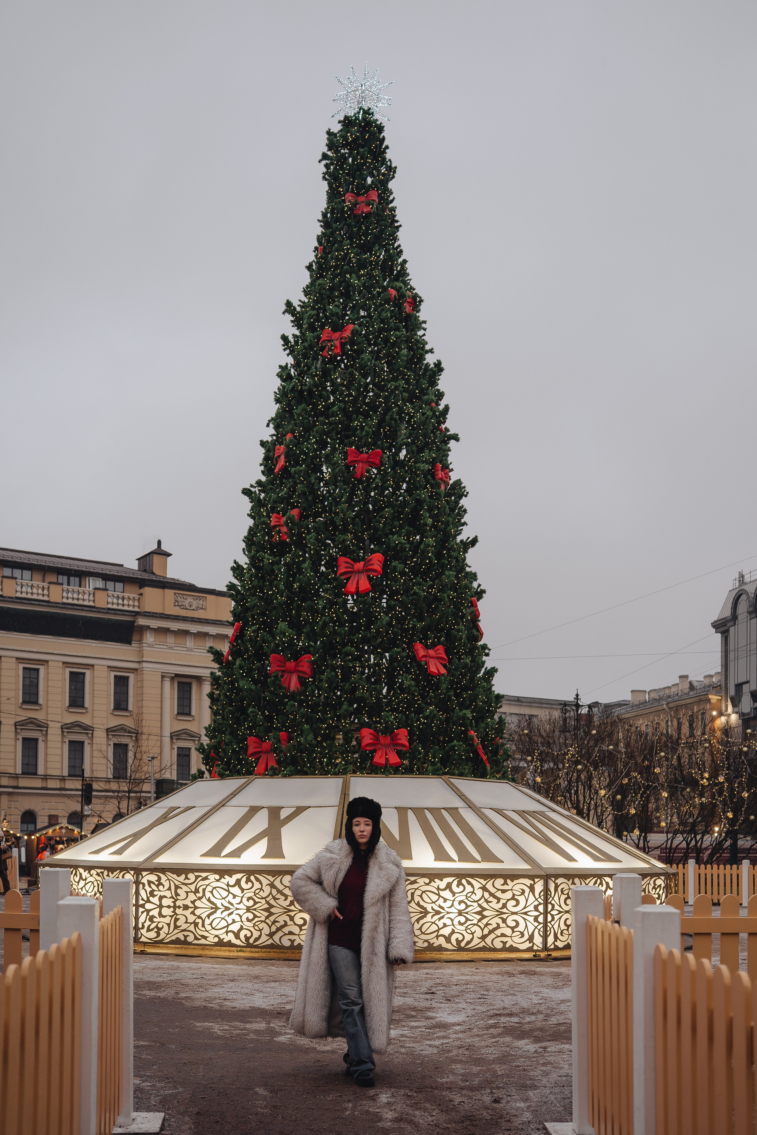 ПРОГУЛКА НА МАНЕЖНОЙ ПЛОЩАДИ ДЛЯ ДЕВУШКИ ПЕРЕД НОВЫМ ГОДОМ (НОВОГОДНЯЯ ФОТОСЕССИИЯ НА МАНЕЖНОЙ ПЛОЩАДИ). Профессиональный фотограф, Санкт-Петербург — Виктория Богомолова