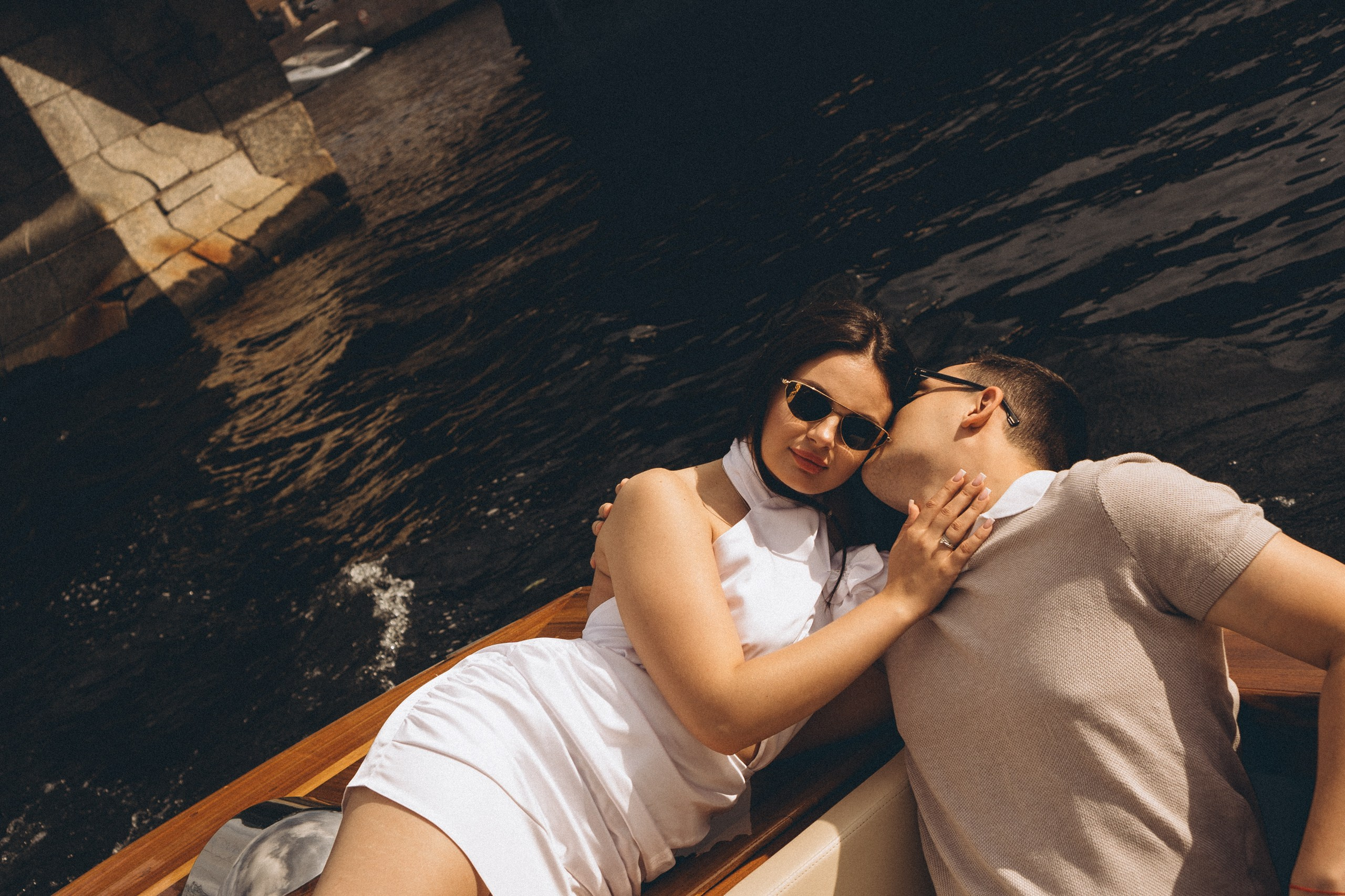 СВАДЕНБНАЯ СЬЕМКА НА КАТЕРЕ ПО КАНАЛАМ САНКТ-ПЕТЕРБУРГА И В АКВАТОРИИ НЕВЫ. Профессиональный фотограф, Санкт-Петербург — Виктория Богомолова