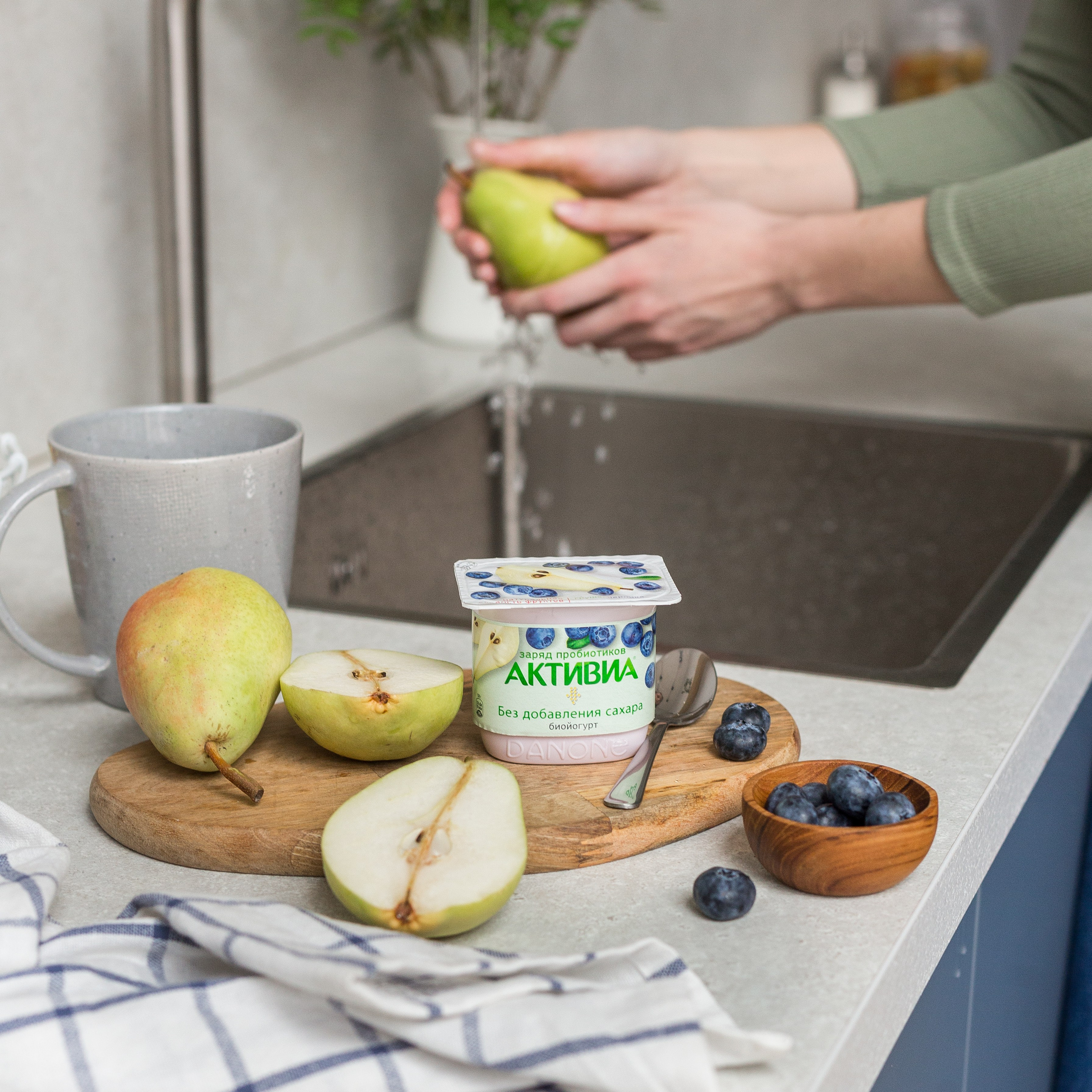 Красивая фуд-фотография грушевого йогурта на атмосферной кухне.