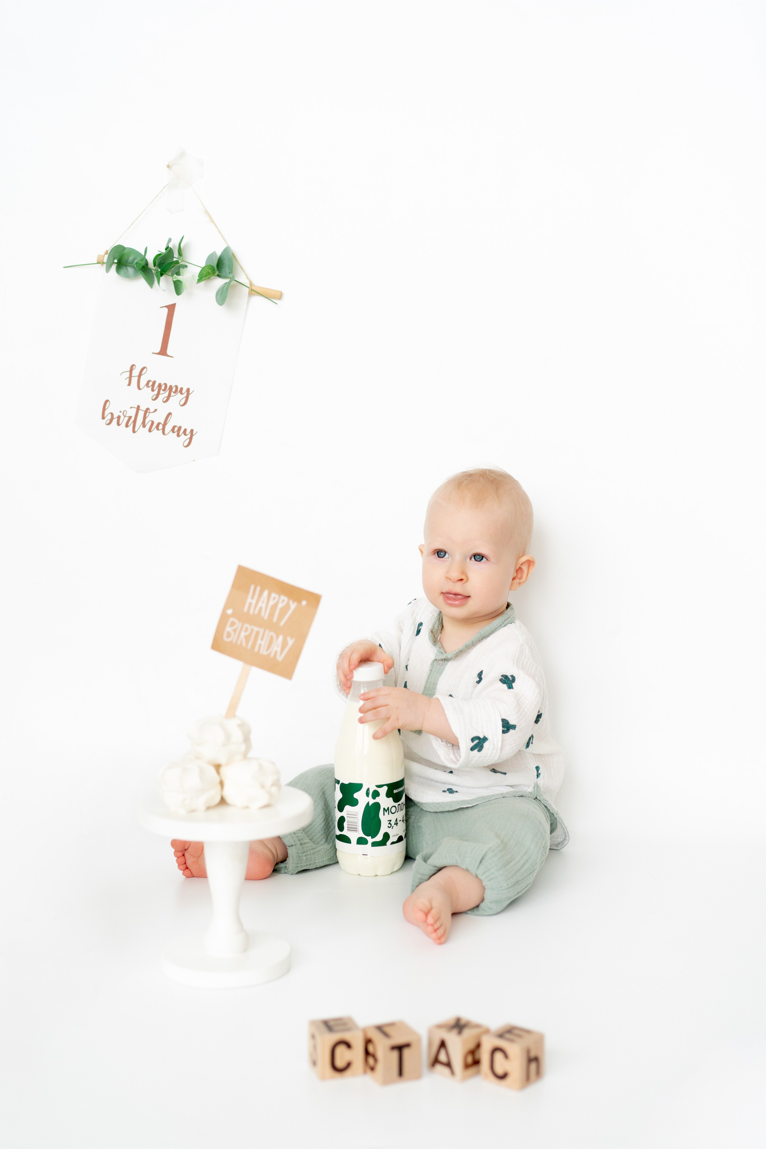 Первый день рождения малыша. Детская, семейная фотостудия в Санкт-Петербурге