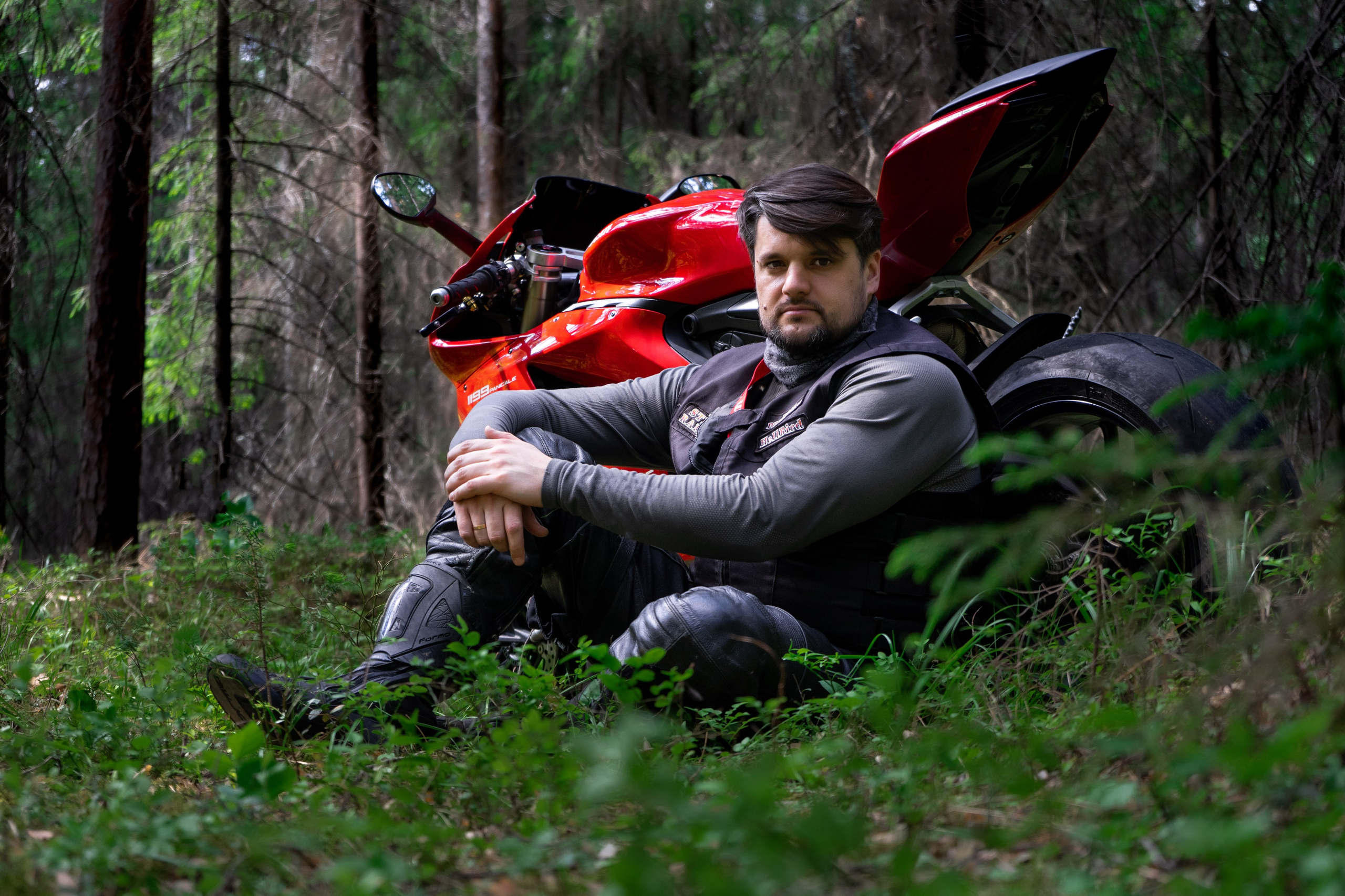 Мужская фотосессия в лесу на Корсе. Фотограф Екатеринбург Кокшарова Александра