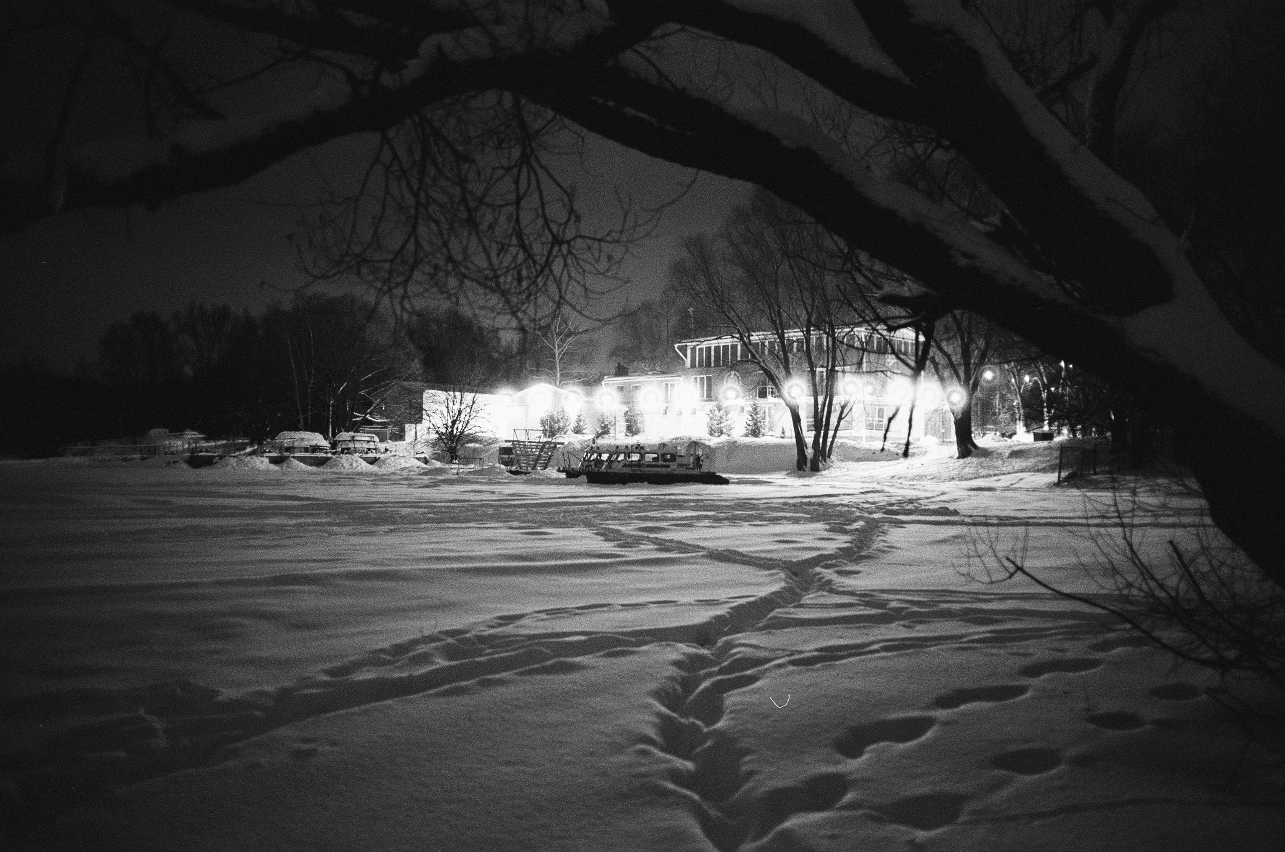 Voigtlander BESSA-T / Ultron 28 mm f/2 / Ilford PAN 400