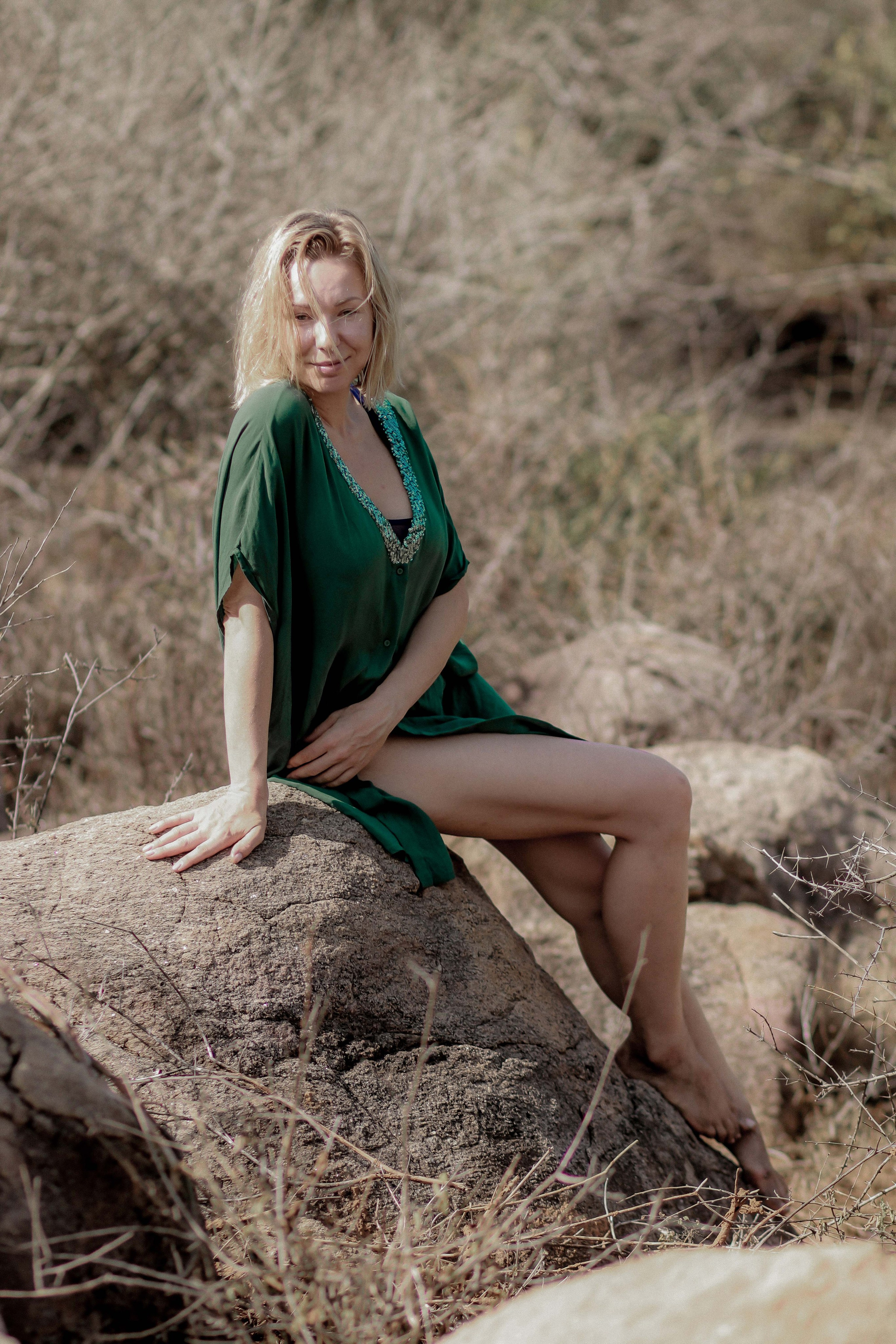 Экспресс-съемка 30 мин: девушка с серфом в воде на пляже Поттувиль Шри-Ланка. Фотограф на Шри-Ланке