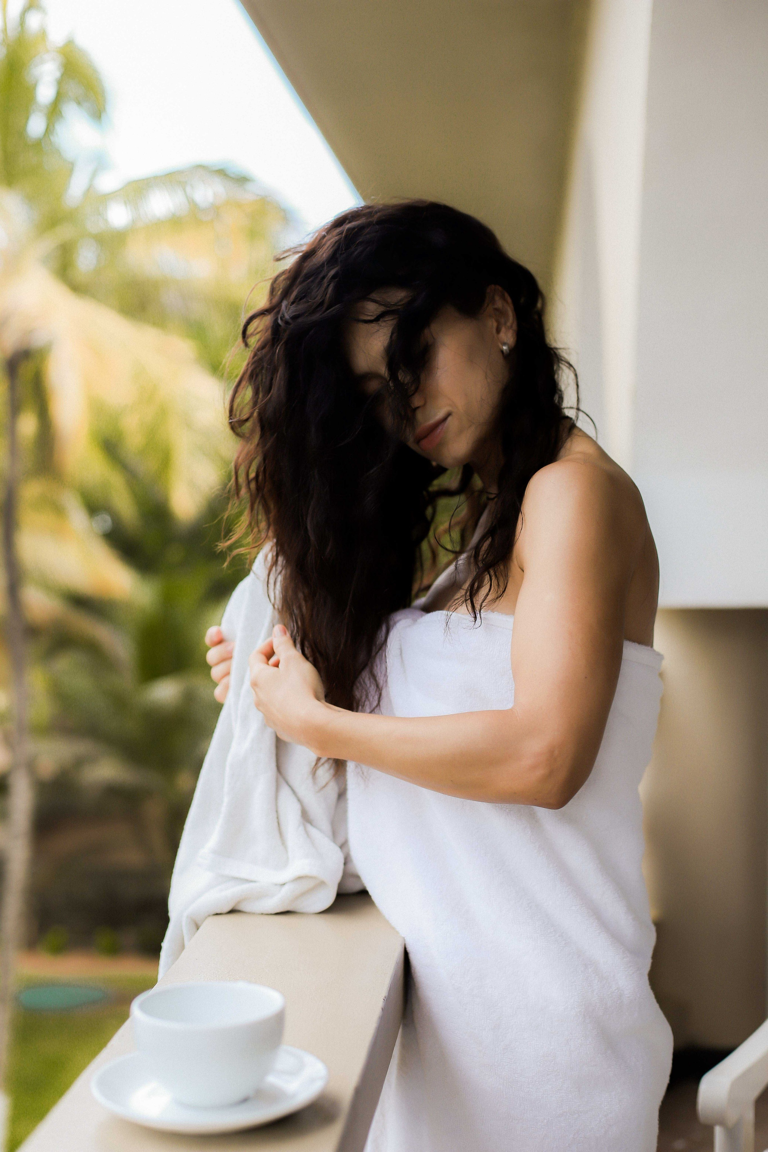 Девушка на пляже Ахунгала — Фотосессия с банановым листом и в натуральном бассейне | Шри-Ланка. Фотограф на Шри-Ланке